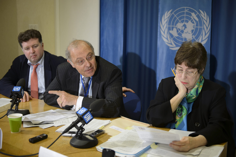 El presidente del Comité de la ONU contra la Tortura, el chileno Claudio Grossman (centro), la vicepresidenta y relatora Felice Gaer y el segundo relator, George Tugushi comparecieron ayer en Ginebra en una rueda de prensa de presentación de las conclusiones del panel. | EFE