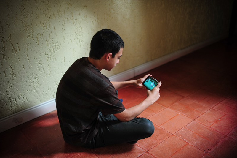 En la actualidad, cada vez es más común que jóvenes como Farid Silman, de 12 años, utilicen, frecuentemente, aparatos como teléfonos inteligentes y tabletas. | GABRIELA TÉLLEZ