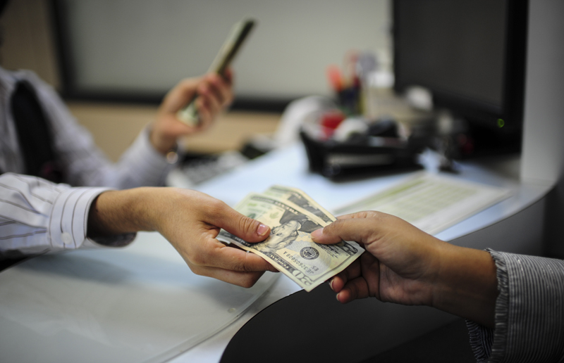 ¿Recibe salario en dólares? Conozca qué puede negociar con su patrono ante el impacto del tipo de cambio