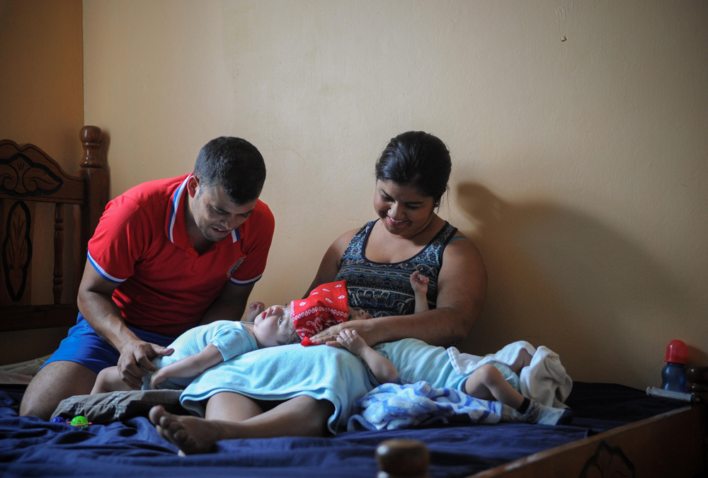 16/11/2016. San Rafael de Oreamuno, Cartago. Visita a los siameses Samuel y Ezequiel por su primer año de vida. Se espera que en el mes de diciembre los hermanitos se sometan a una cirugia para separarlos. Los nombres del resto de la familia, Stallin Nuñez padre, Evelyn Badilla madre y Jose Francisco el hermano mayor de 3 años de edad. foto jeffrey zamora