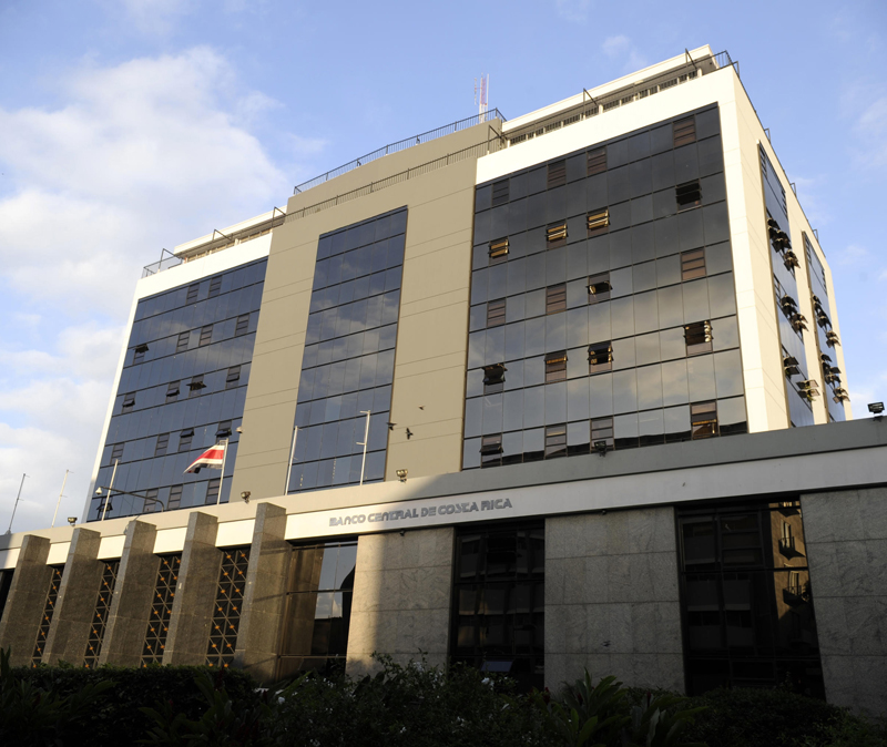 Edificio del Banco Central de Costa Rica en San José, responsable de decisiones en política monetaria.