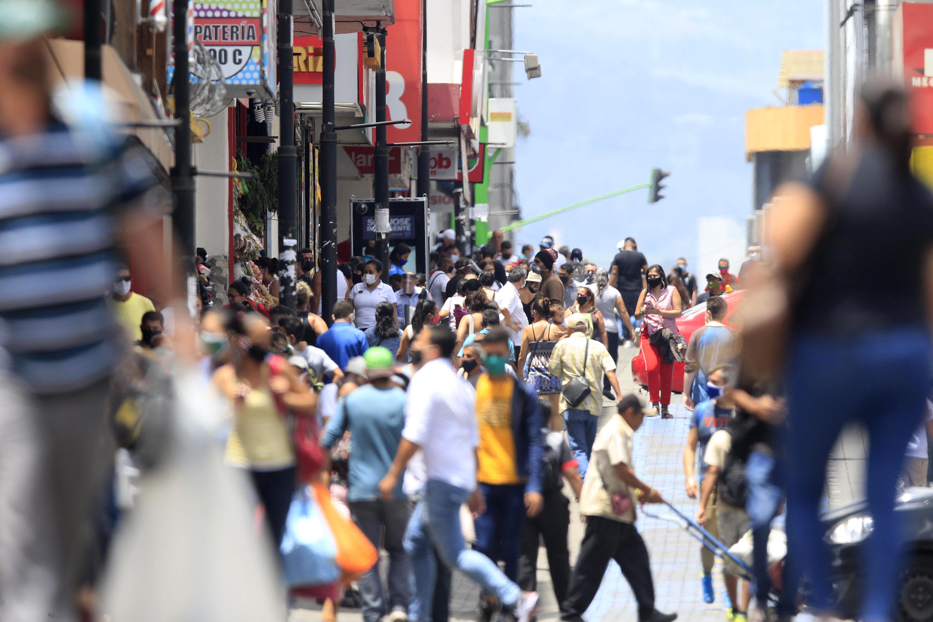 06/07/2020 San José. Este era el movimiento, con mucha gente en la calle, en la avenida cuarta, a las 11:50 a.m., al tiempo que siguen subiendo alarmantemente los casos positivos de covid-19. Foto: Rafael Pacheco