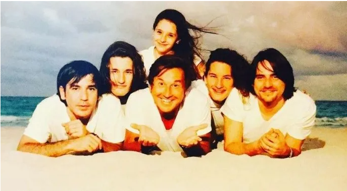 Ricardo Montaner junto a sus cinco hijos. Los dos mayores, Alejandro y Héctor, son fruto del matrimonio con su primera esposa Ana Vaz Pönicke. Foto: GDA