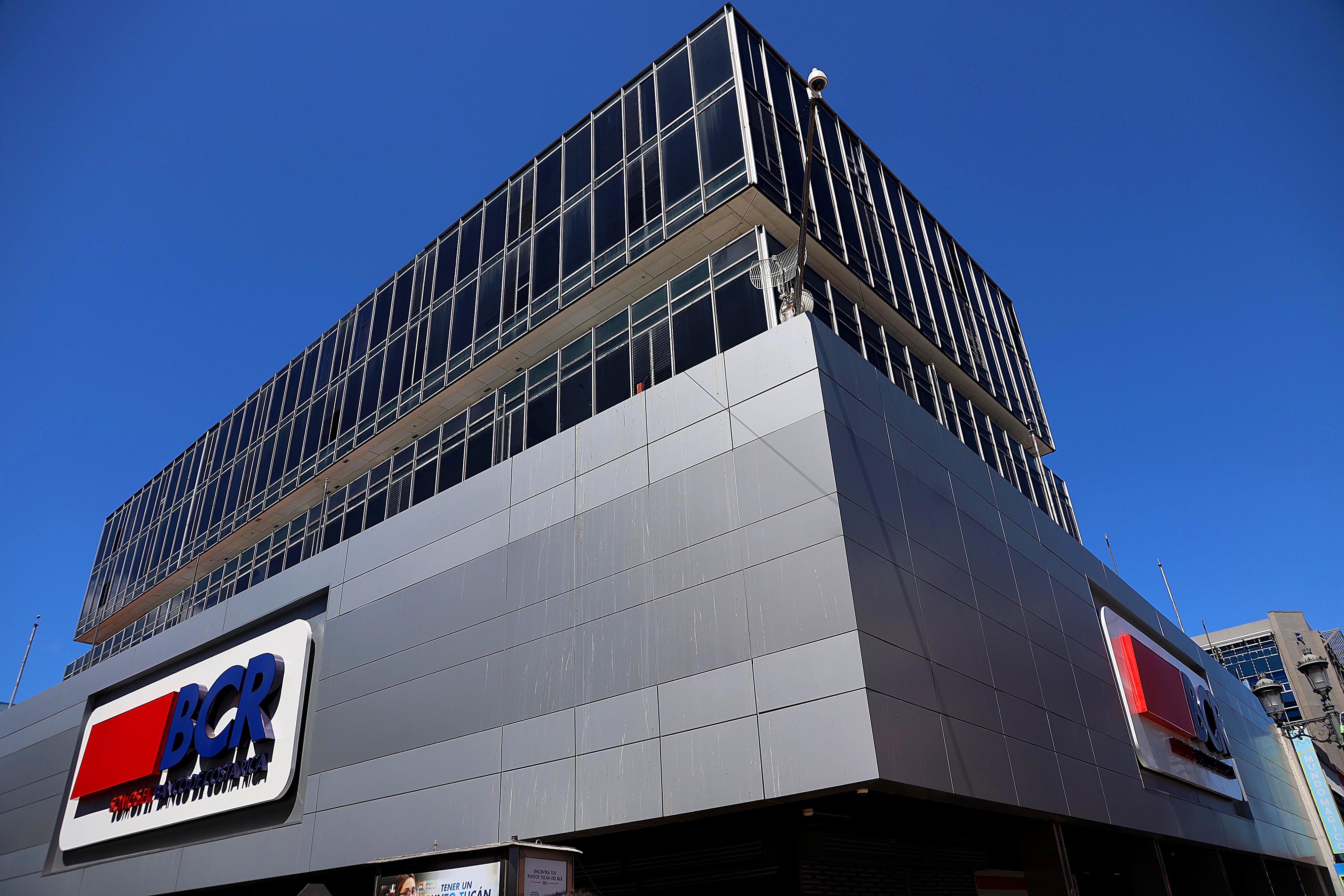 Vista del edificio principal del Banco de Costa Rica (BCR) en San José, con su logotipo destacado y cielo despejado.