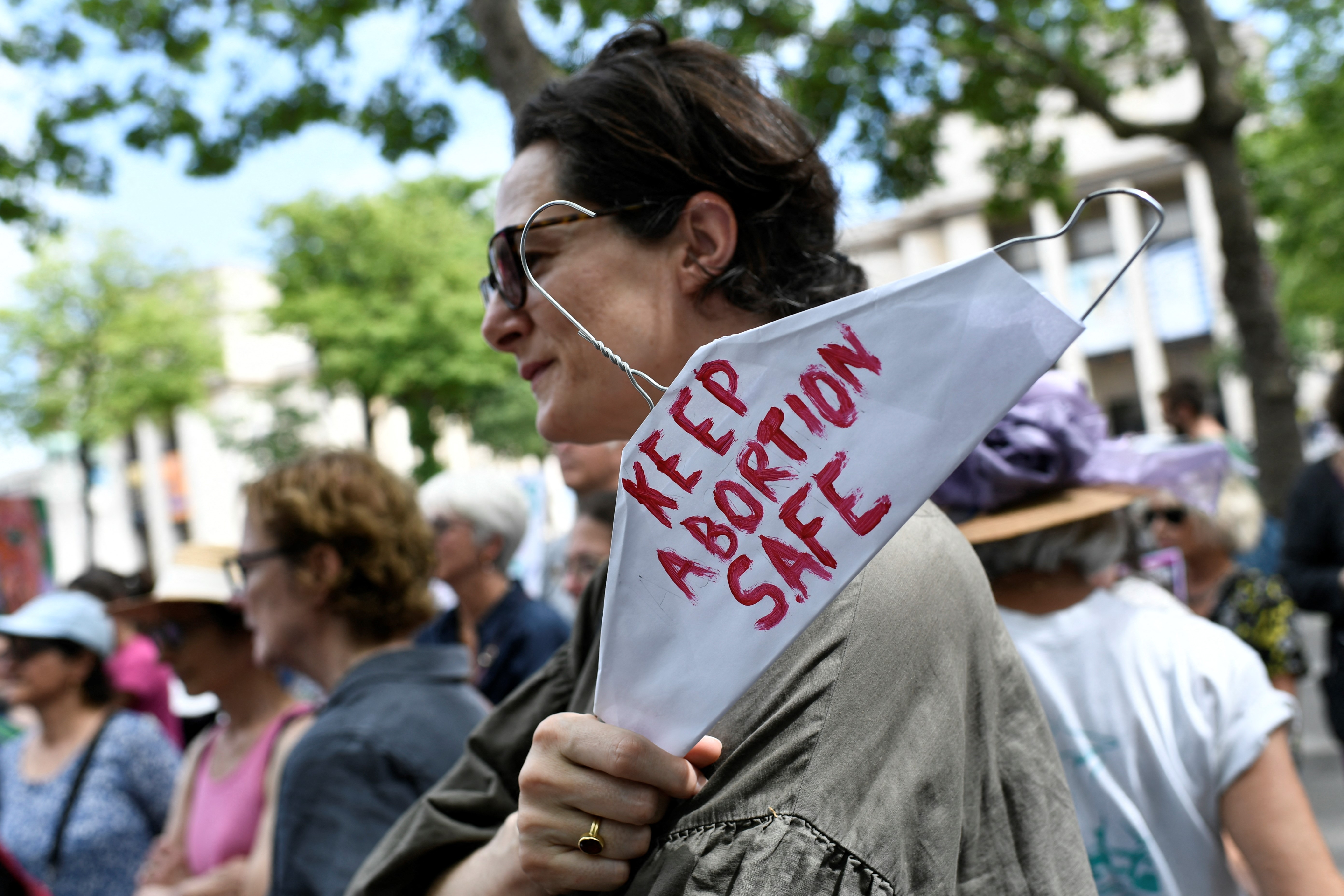 A woman takes part in a rally in support of abortion rights in the US in Paris, on May 15, 2022. - Thousands of activists took the streets across the United States in reaction to a leaked draft opinion showing the Supreme Court's conservative majority is poised to overturn Roe v. Wade, a landmark 1973 ruling guaranteeing abortion access nationwide. (Photo by STEPHANE DE SAKUTIN / AFP)
