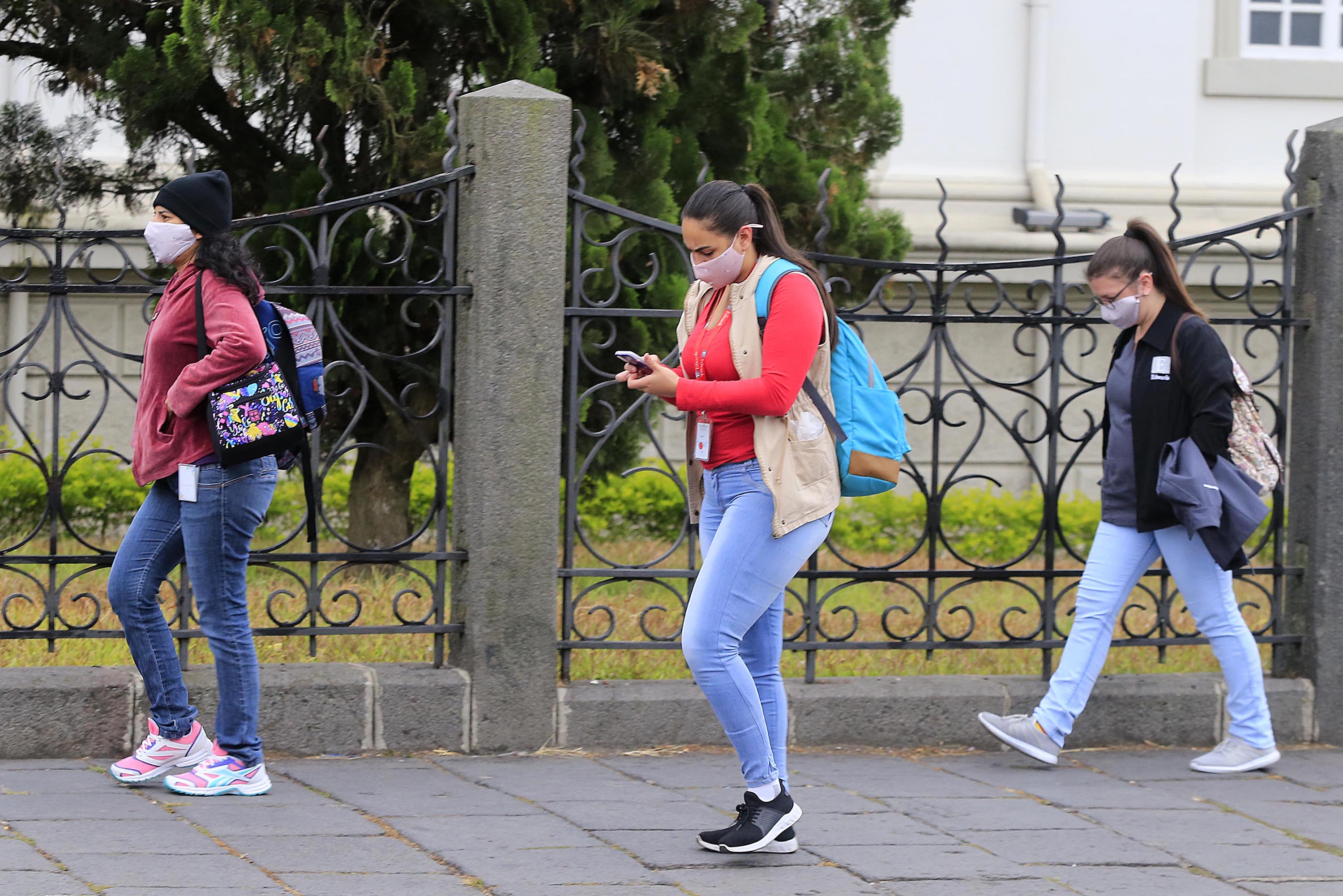 29/04/2020 Cartago. El frío y una leve llovizna hizo que que muchas personas recurrieran al uso de sweters, bufandas, abrigos y sombrillas. covid-19. El clima de la estación lluviosa empieza a aparecer, por lo que muchos optan por abrigarse bien para evitar enfermarse de influenza, en medio del coronavirus SARS-CoV-2 que causa covid-19. Foto: Rafael Pacheco