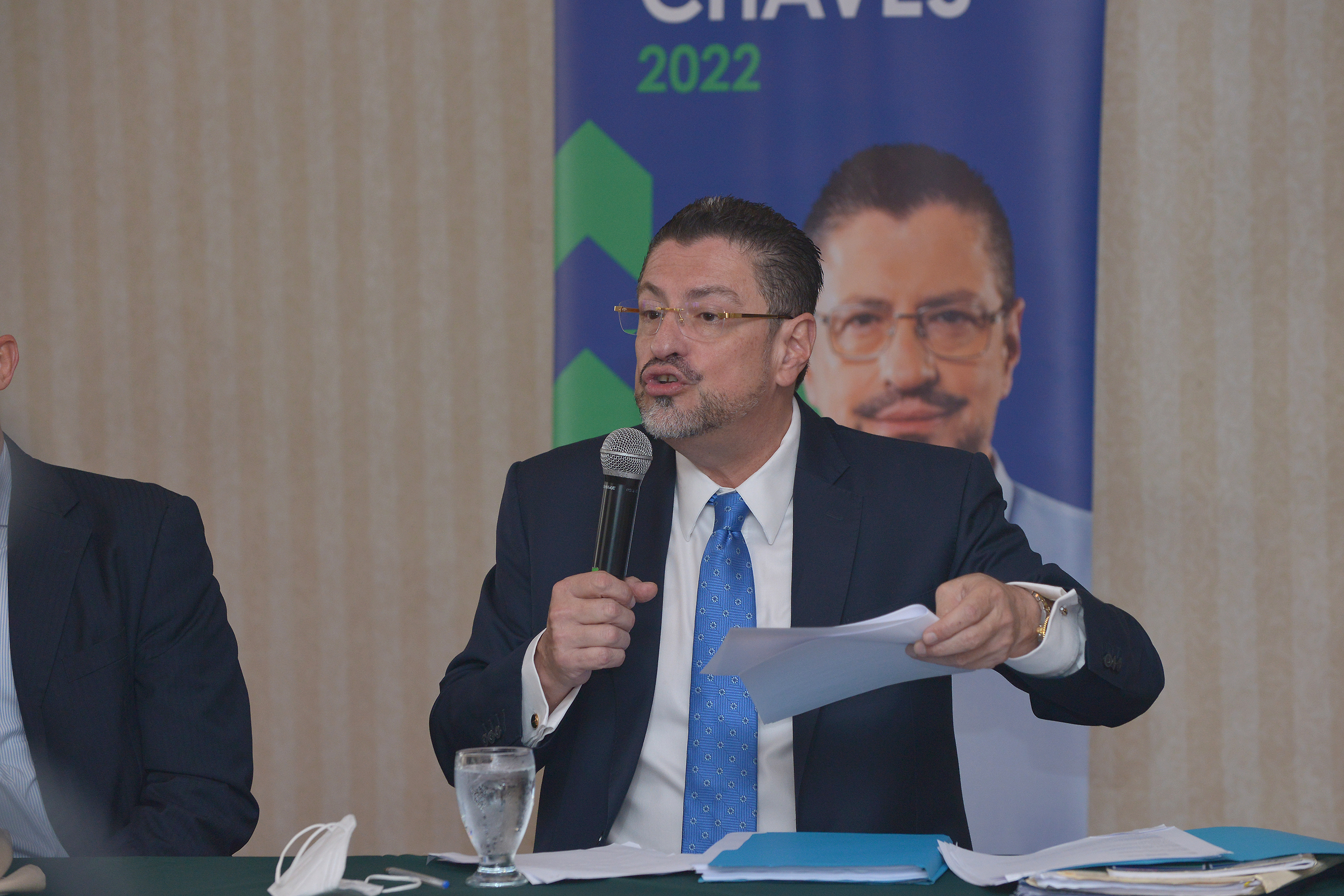 19 de octubre del 2021. Barrio La California, San José. Conferencia de prensa del Partido Progreso Social Democrático cuyo candidato a la presidencia de la República es el economista y exministro de Hacienda Rodrigo Chaves. La conferencia contó con la presencia de la periodista y candidata a diputada por San José Pilar Cisneros. En la foto: El candidato presidencial, Rodrigo Chaves, presentó evidencia que lo exonera de acoso sexual. Foto: Alber Marín para la Nación.