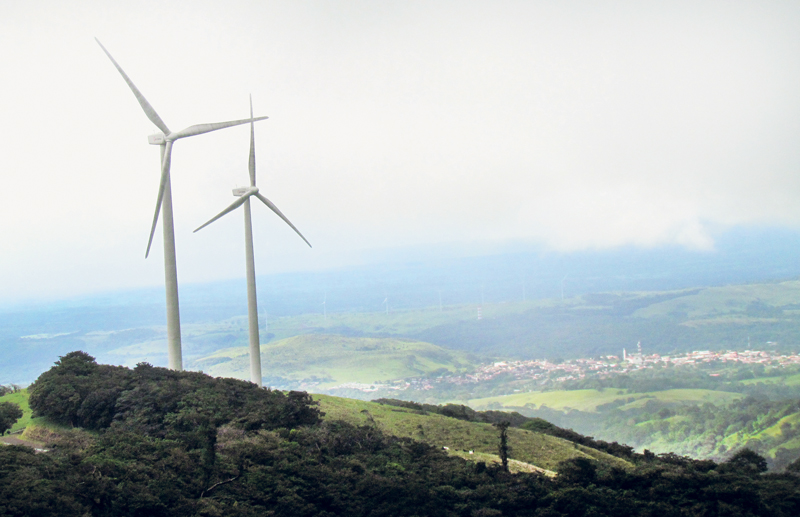 El parque eólico Chiripa, inaugurado el mes pasado en Quebrada Grande de Tilarán, suministrará la energía necesaria para abastecer a unas 80.000 viviendas. La obra, a cargo de la compañía Acciona, incluye 33 aerogeneradores de 1,5 MW y con 80 metros de altura. Levantar el proyecto implicó una inversión de $125 millones. | DIEGO BOSQUE