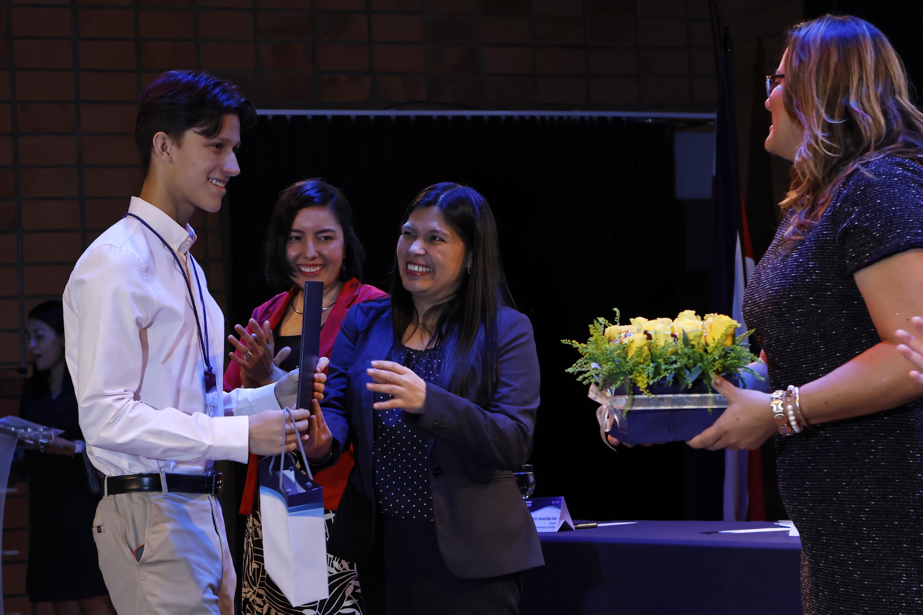 Javier Carrillo recibió un homenaje junto con otros jóvenes que alcanzaron las mejores notas de admisión del Tec. Solo él logró los 800 puntos. Foto: Mayela López para LN