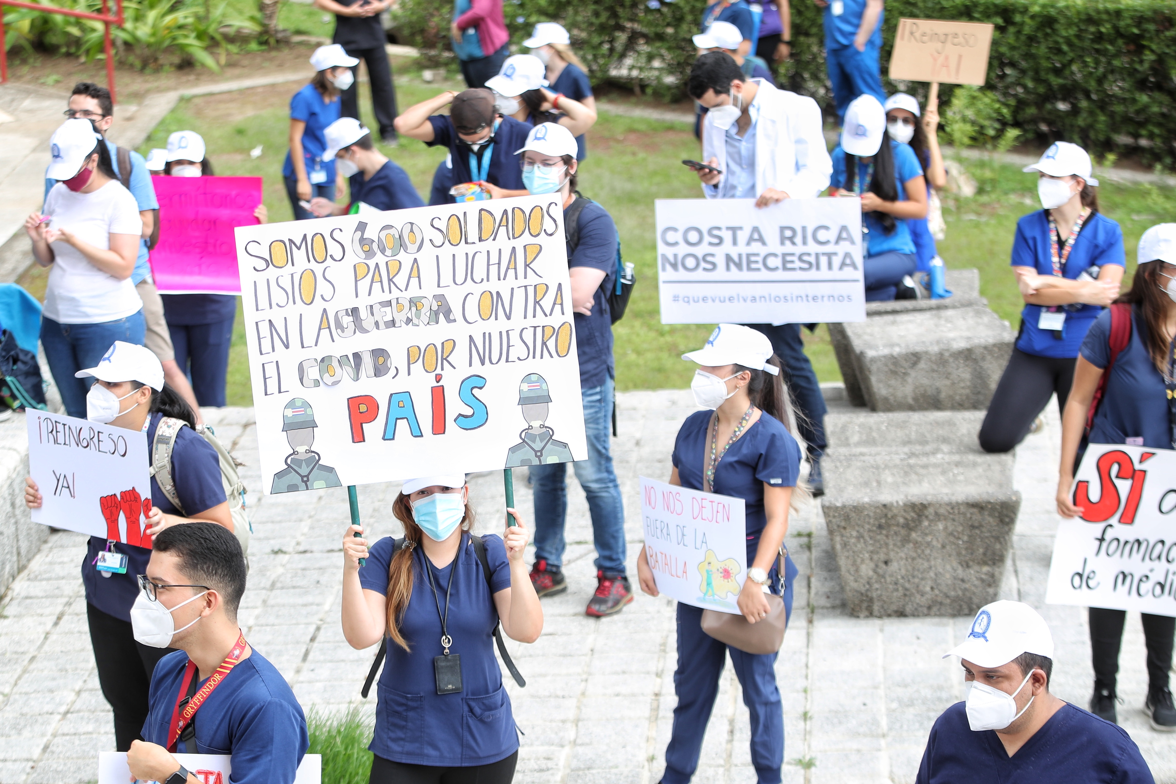 26/05/2021/Médicos internos se manifiestan frente a la Asamblea Legislativa / John Durán