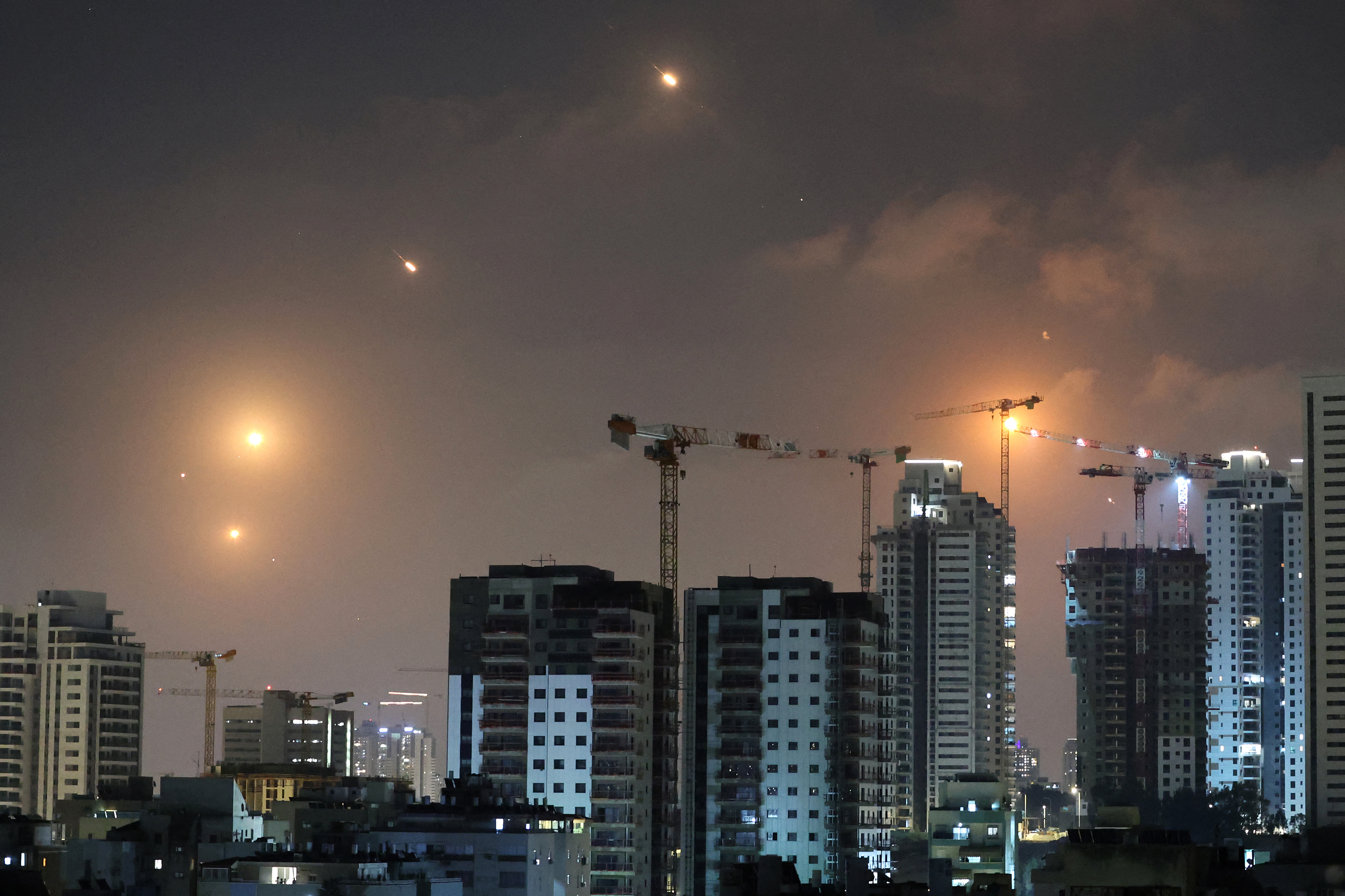 Cohetes sobre Netanya, Israel, disparados desde Irán este viernes 13 de junio.