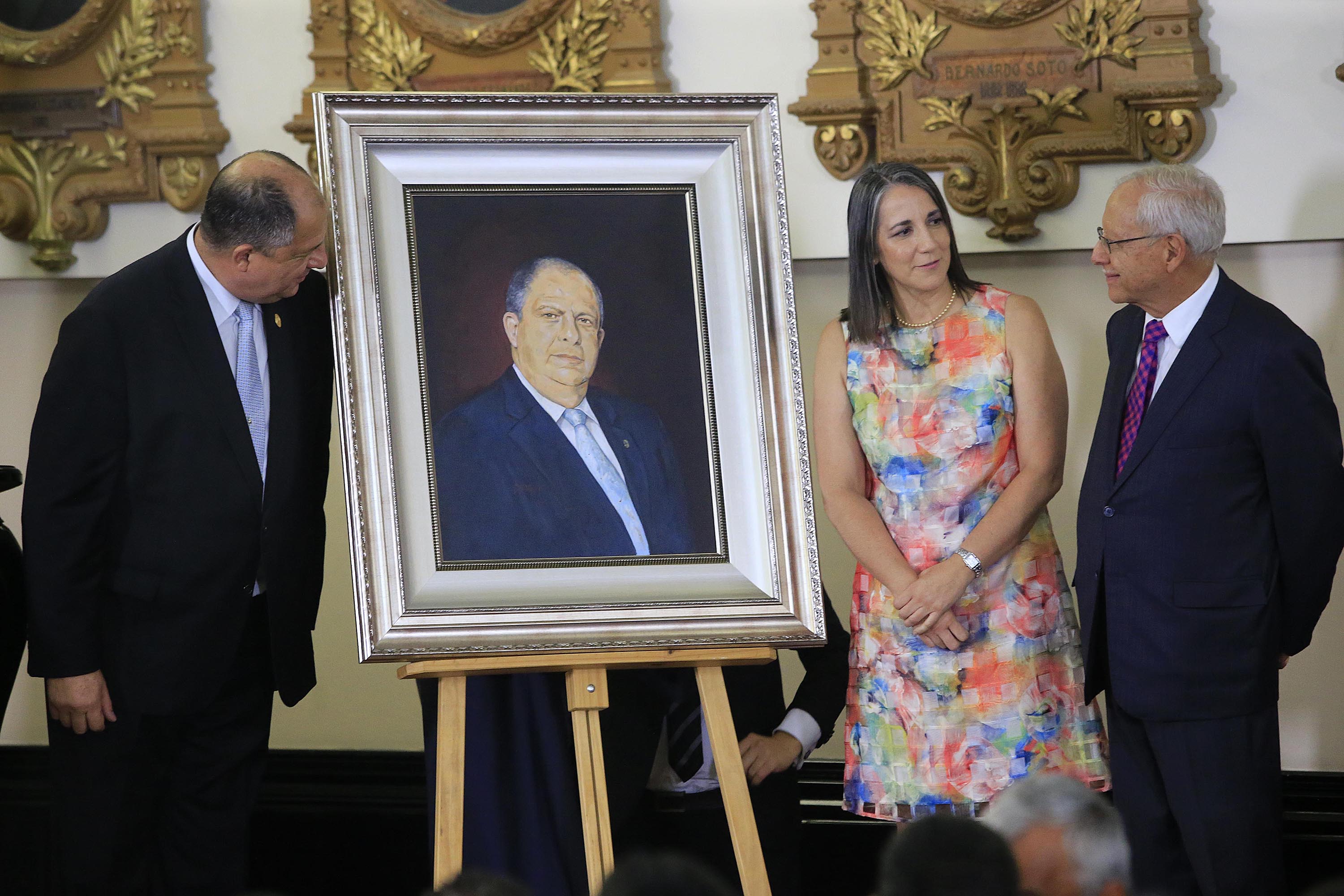 25/04/2019 Asamblea Legislativa. Luis Guillermo Solís develó su retrato, en un marco provisional, en el salón de Expresidentes. Solo lo acompañaron diputados del PAC pues las otras fracciones legislativas no acudieron, debido a los recientes cuestionamientos sobre el exmandatario por el hueco de ¢600.000 millones que su gobierno dejó en el presupuesto para pagar deuda pública en el 2018. Lo acompaño su esposa, Mercedes Peñas Domingo, y su ministro de Hacienda, Helio Fallas. Foto: Rafael Pacheco