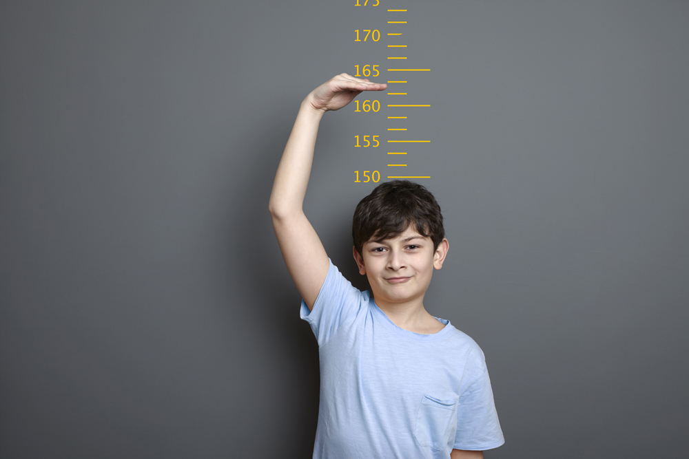 La salud de la madre durante la gestación influye en el crecimiento del feto, otros factores que impactan en la estatura de la persona son el nivel de nutrición durante las etapas de desarrollo y las enfermedades que se padecen durante la infancia y adolescencia. | SHUTTERSTOCK