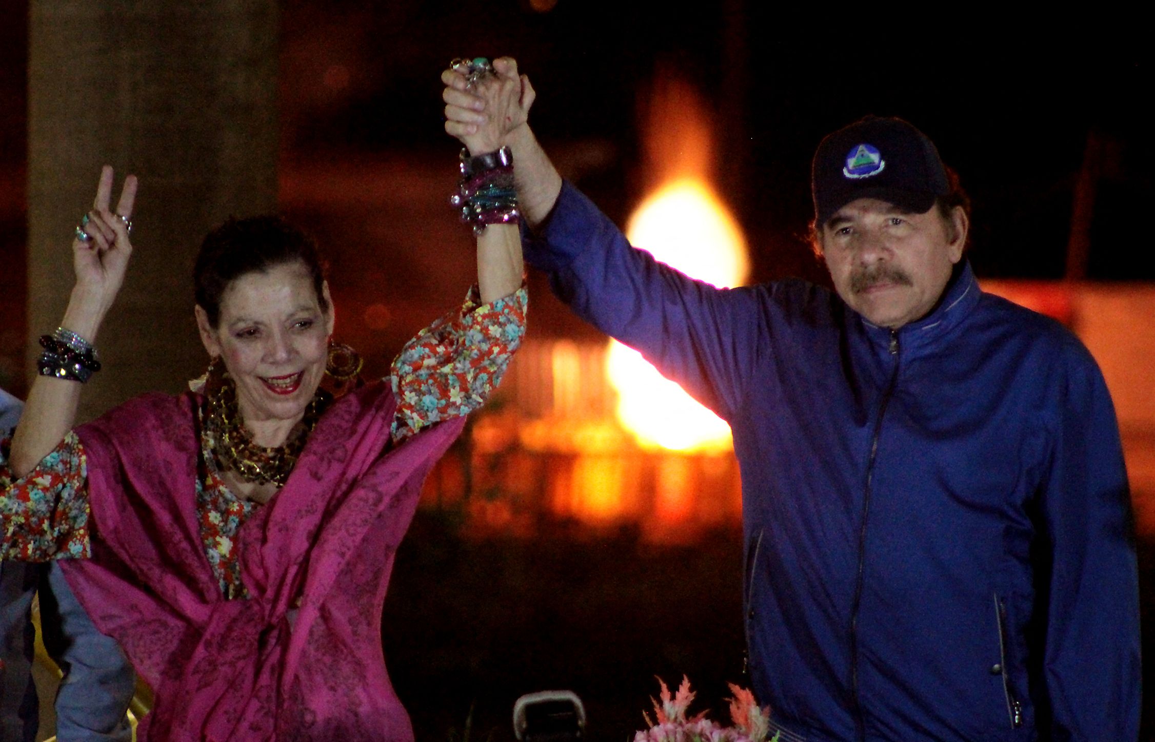 El presidente de Nicaragua, Daniel Ortega y su esposa, la vicepresidenta Rosario Murillo, gesticulan a la multitud durante la inauguración del paso elevado de Nejapa en Managua.