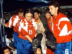 Solidaridad. Ante la magnitud de la tragedia, los integrantes de la Selección Nacional de Costa Rica actuaron de inmediato en auxilio de las víctimas. Jafet Soto, Wílmer López, Juan Carlos Arguedas y Alexánder Madrigal, trasladan a una persona herida en la pista del Mateo Flores.