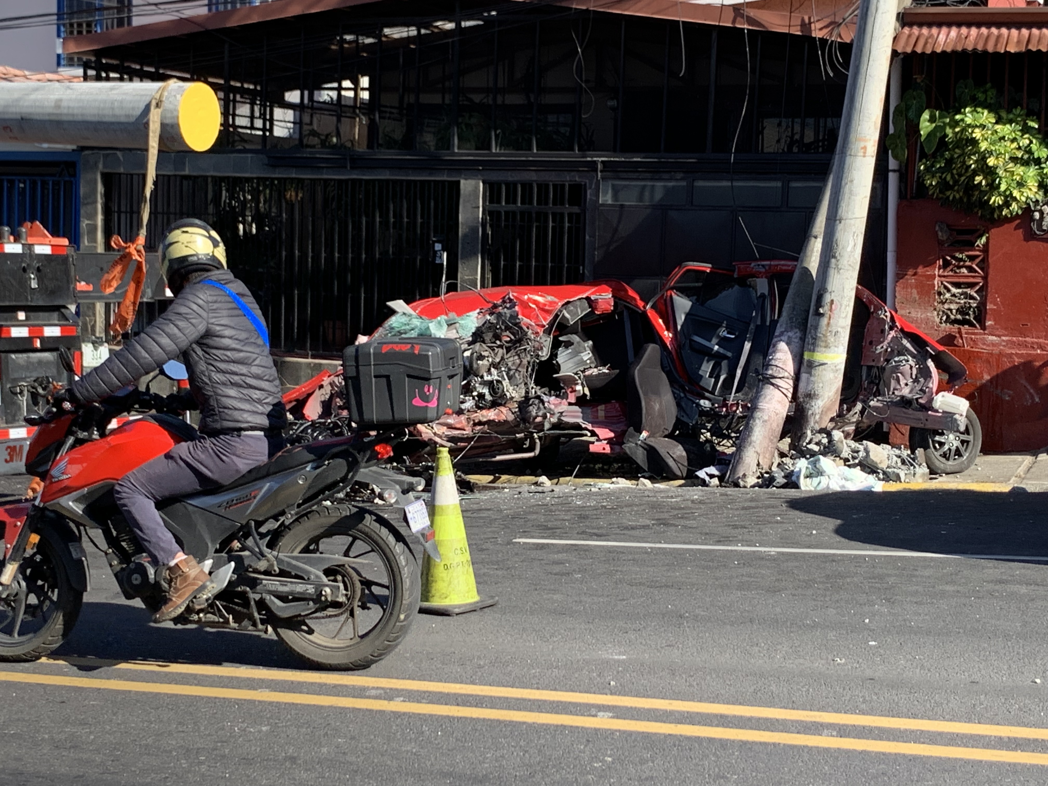 10/05/2023, San José, Coronado, San Antonio, accidente de tránsito frente a la iglesia católica de San Antonio, un vehículo chocó contra un poste de luz y el conductor falleció en el lugar.