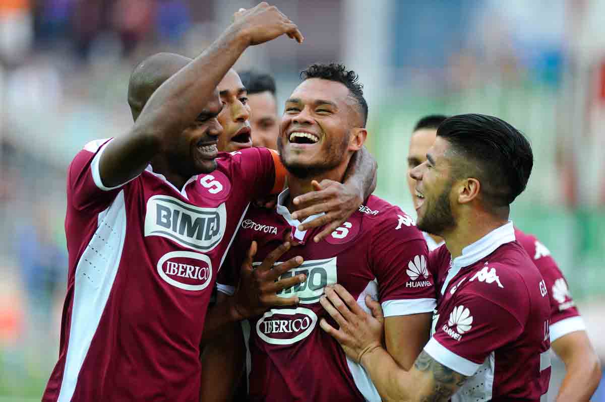 Rolando Blackburn abrió el marcador en el minuto 7. Sus compañeros lo arroparon en el festejo.