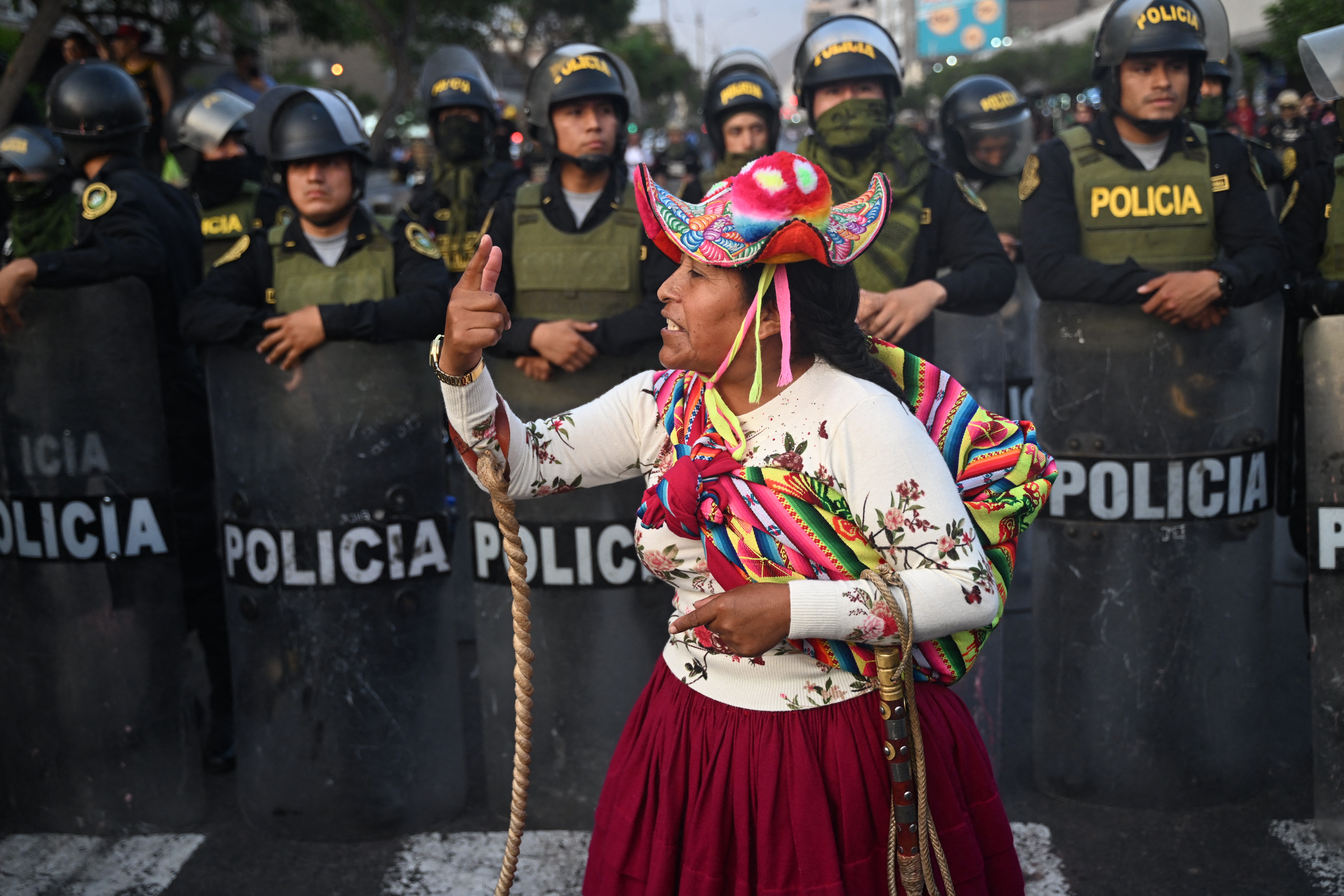 Manifestantes paralizaron partes de Perú, durante semanas cerraron el aeropuerto internacional de Lima mientras los legisladores consideraban traer elecciones adelantadas en un intento por poner fin a la movilización mortal.