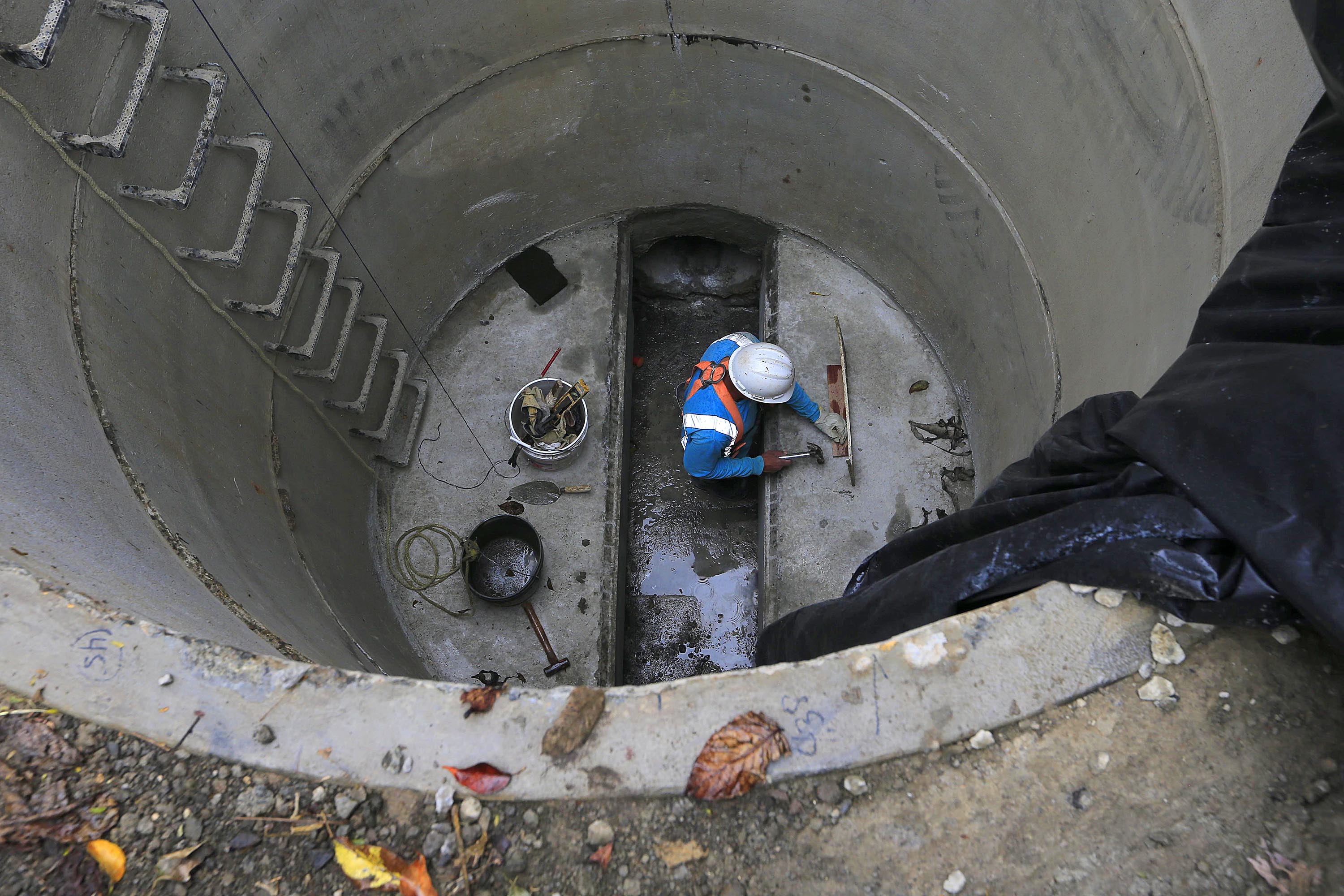 16/09/2019 Barrio Tournón. Este lunes continuaban los trabajos del AyA, que se quedó sin dinero para terminar alcantarillado sanitario. Foto: Rafael Pacheco