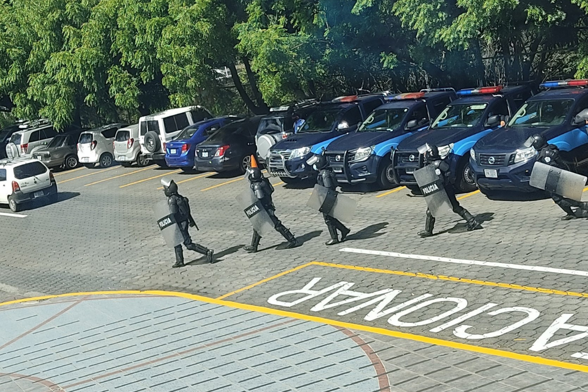 Los policías antimotines rodean la sede del diario 'Confidencial', en Managua. Foto: Diario 'La Prensa'