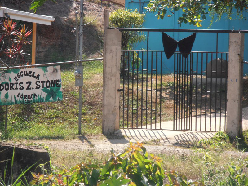 Un lazo negro, colocado en el portón principal de la escuela, recibió a los estudiantes en señal de dolor por lo acontecido. | ALFONSO QUESADA