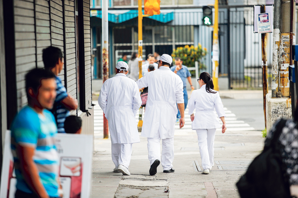 Los comités de infecciones nosocomiales solicitan al personal de atención directa de enfermos que procuren no salir a la calle con ropa de hospital. | ADRIÁN SOTO