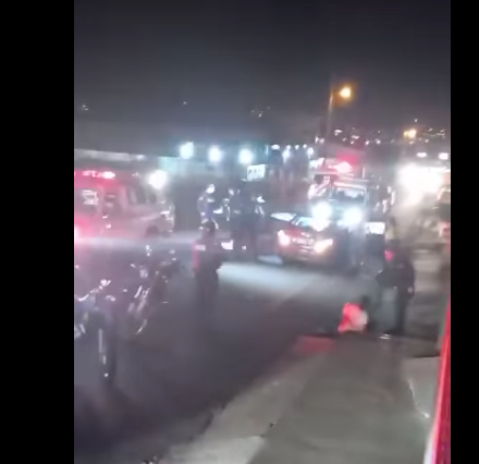 El homicidio en San Ramón motivó el despliegue de motorizados de la Fuerza Pública, varias patrullas y ambulancias de la Cruz Roja, pues además del joven fallecido hubo tres baleados graves. Foto: Cortesía.