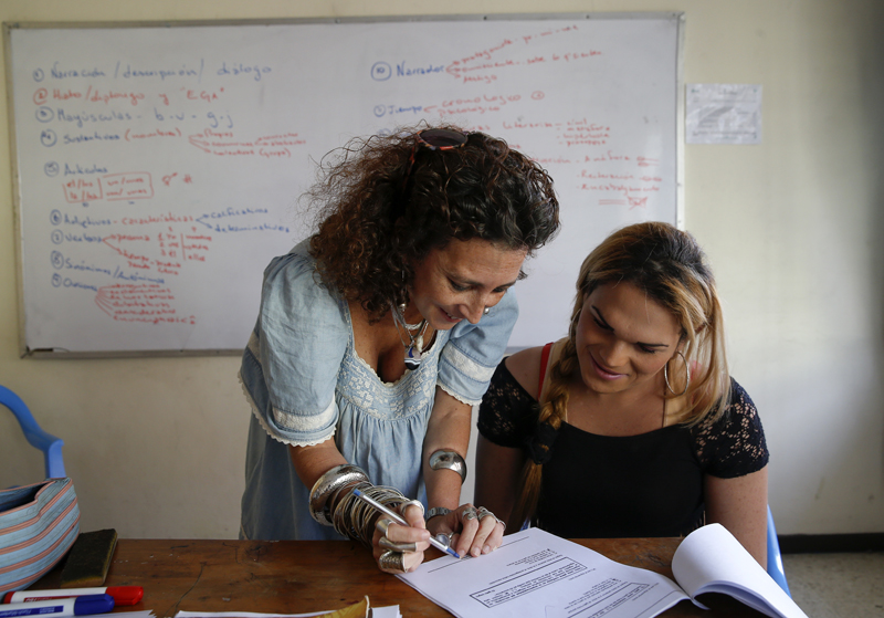 Camila Schumacher da clases a ocho integrantes de Transvida para que puedan pasar el sétimo año y, poco a poco, sacar el bachillerato mediante el programa de Educación Abierta del MEP. | MAYELA LÓPEZ