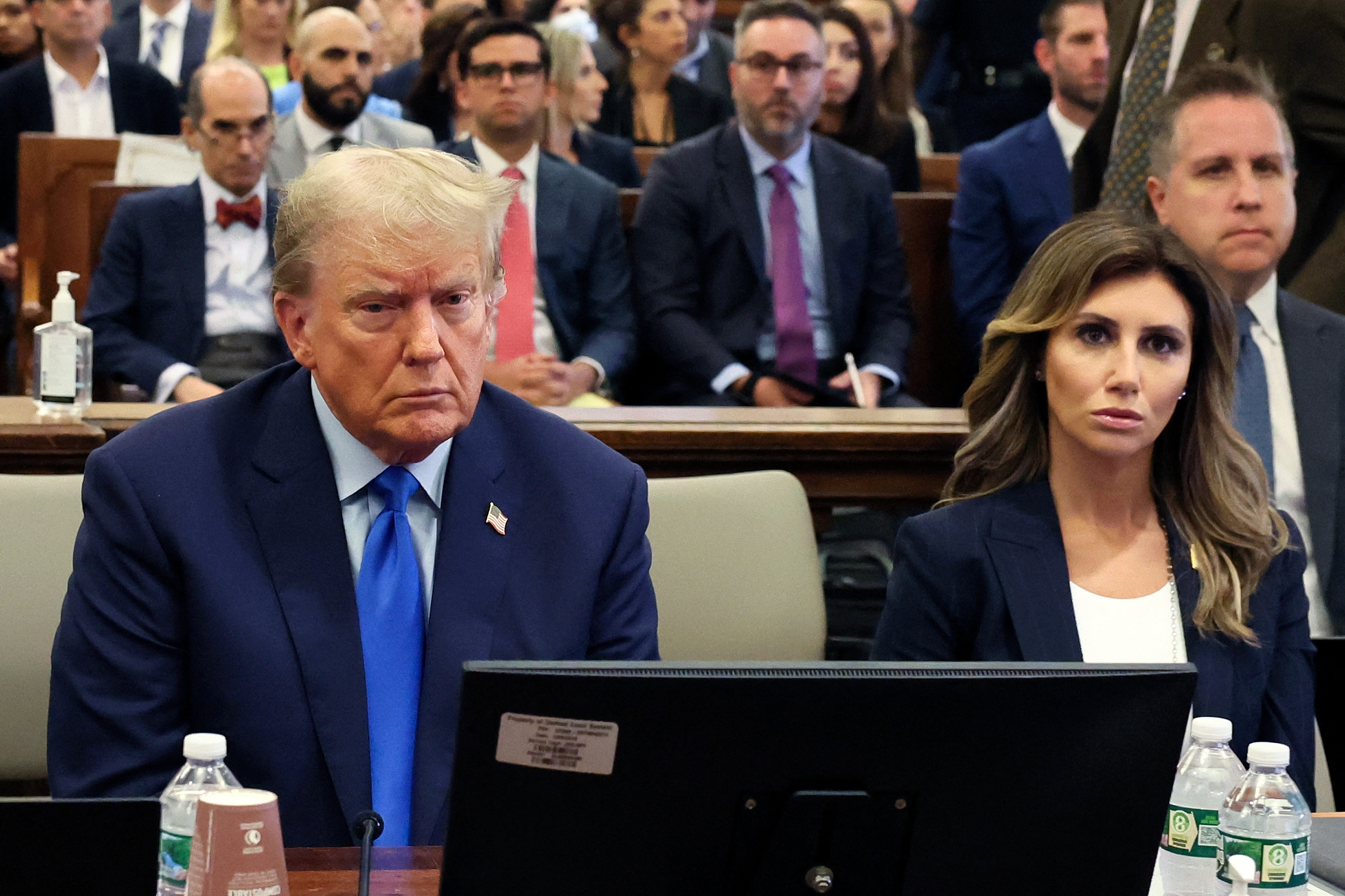 El ex presidente estadounidense Donald Trump aparece en la sala del tribunal con sus abogados para el inicio de su juicio por fraude civil en la Corte Suprema del Estado de Nueva York