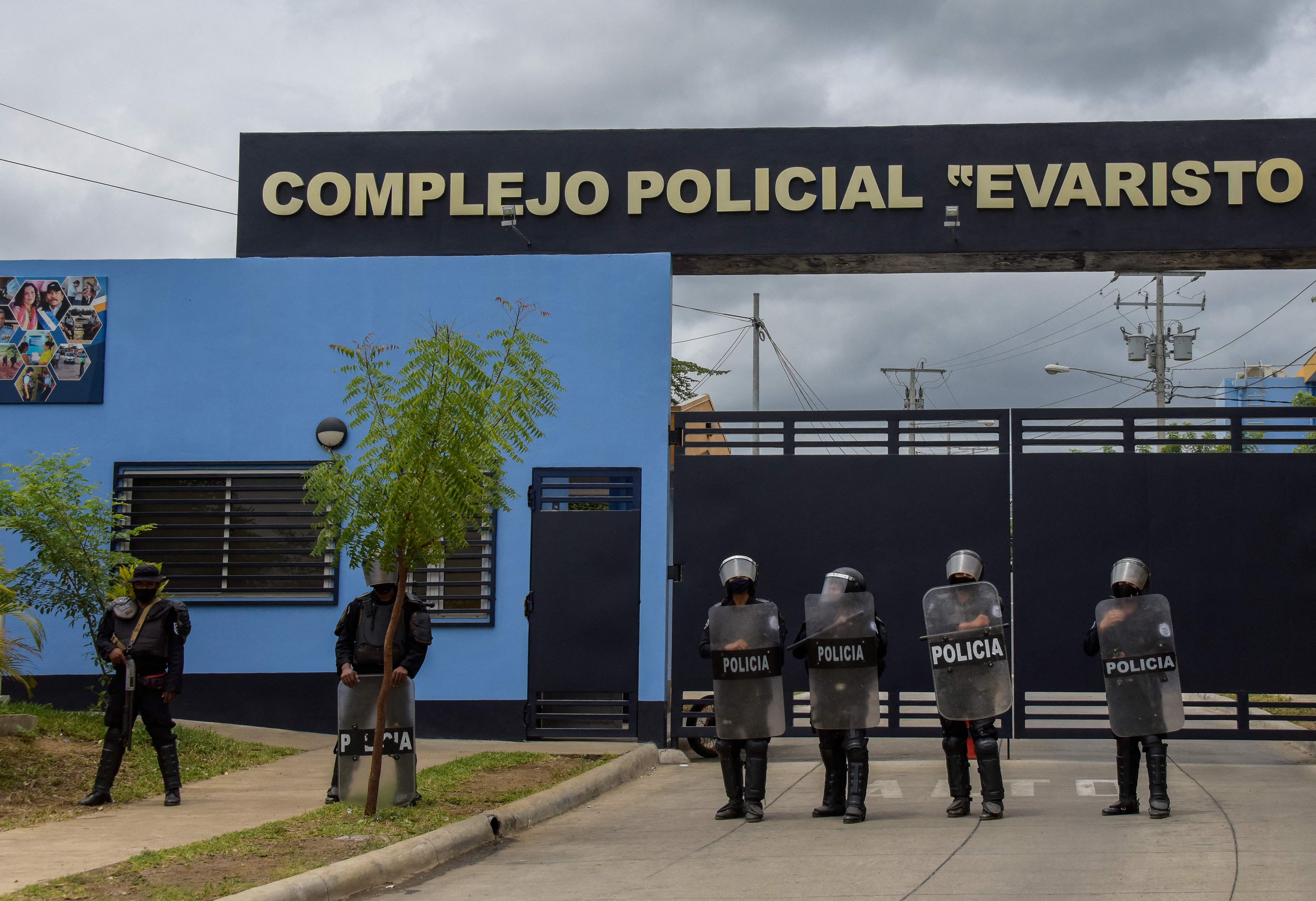 Riot police stand guard outside the Evaristo Vasquez Police Complex, known as "El Chipote", where Nicaraguan pre-presidential candidate Juan Sebastian Chamorro remains detained, in Managua on June 30, 2021. - 21 opponents to the government of Nicaraguan President Daniel Ortega have been detained until today, including five pre-presidential candidates. (Photo by STR / AFP)