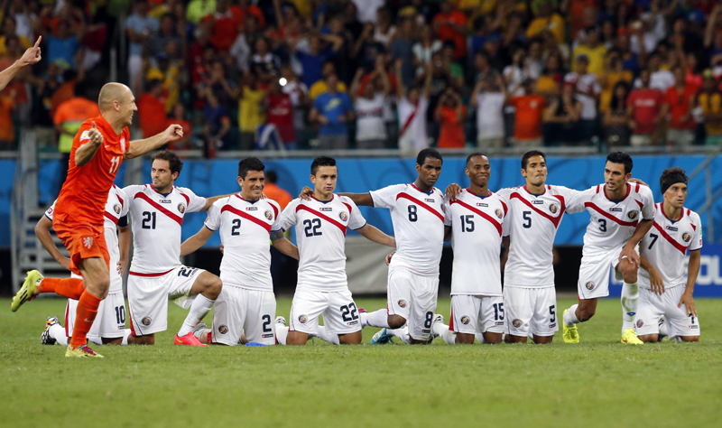 Dos caras de la moneda: la epopeya tica termina y Arjen Robben, estrella de Holanda, celebra la sufrida clasificación. Costa Rica se va invicta después de llevar a los penales a una de las grandes candidatas del Mundial. | AP