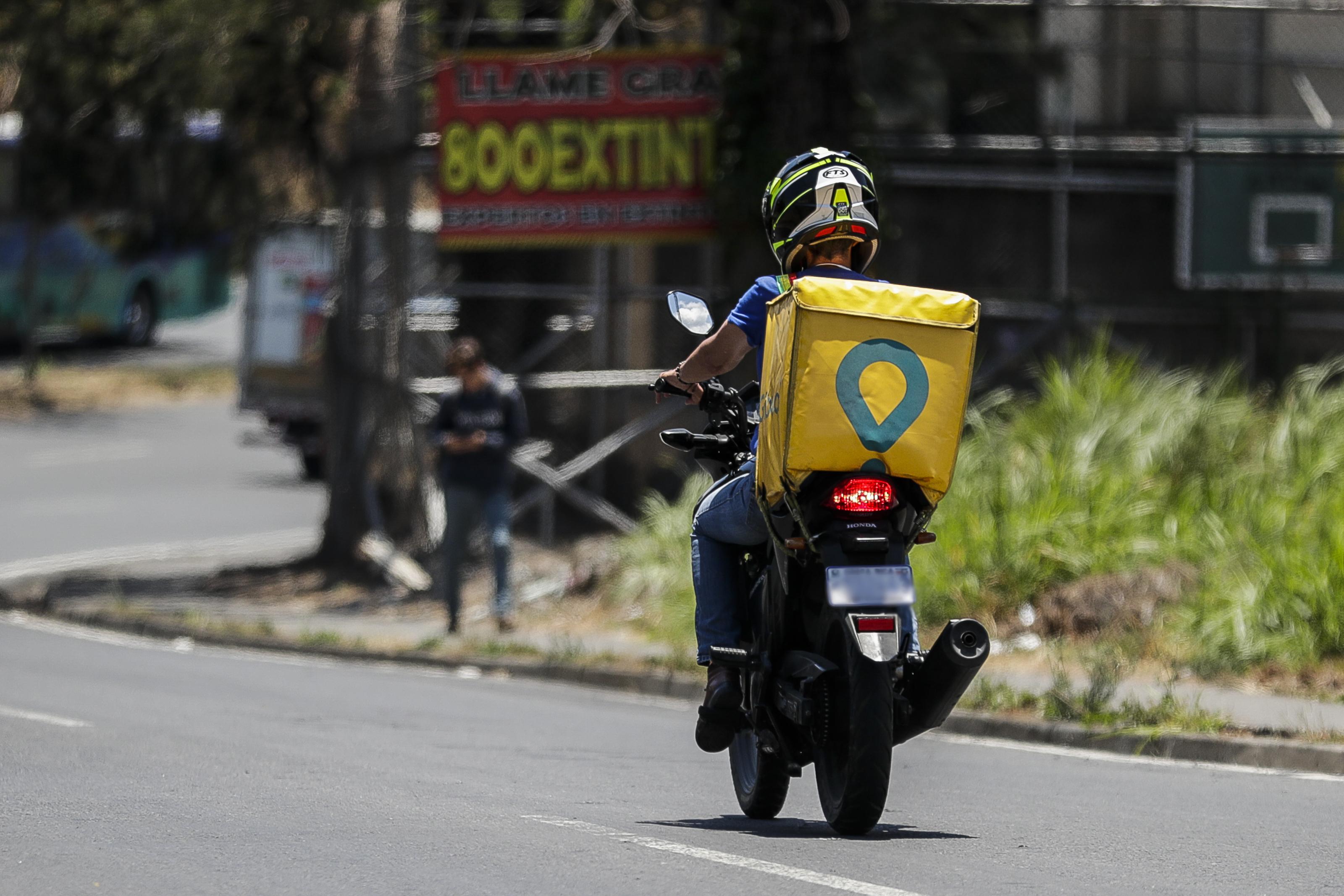 Las apps de entrega permiten que las personas pidan lo que necesitan sin salir de casa durante el aislamiento social. Fotografía: Alejandro Gamboa Madrigal.