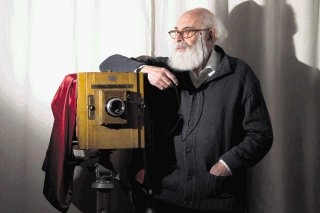 En este retrato de noviembre del 2012, Kaminsky, fotógrafo francés nacido en Argentina y de familia judía, posa con su cámara. Foto: JOEL SAGET, AFP