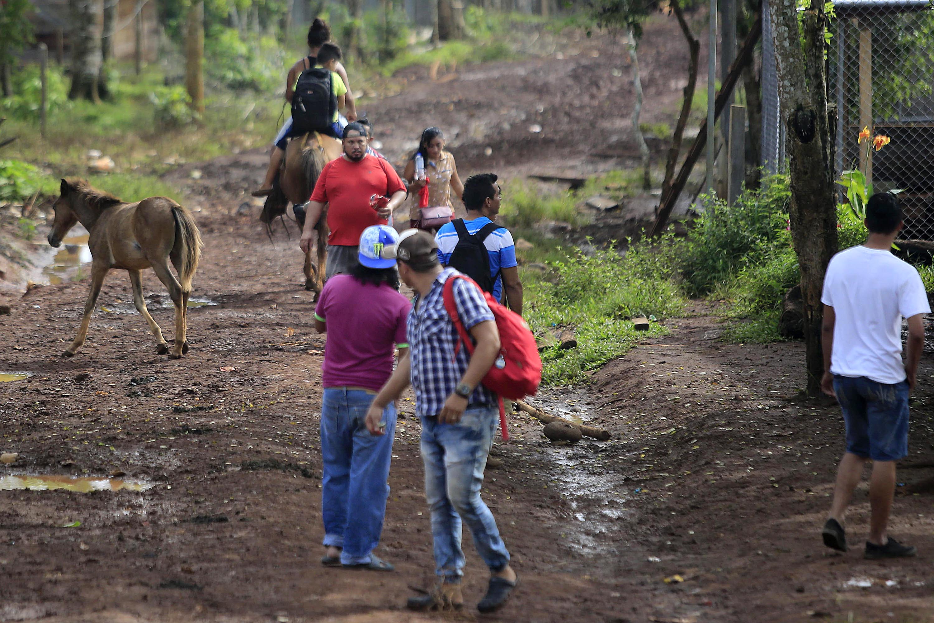 26/07/2018 La Trocha, Los Chiles. Por este puesto fronterizo sin ninguna señal de serlo, sin control, sin presencia policial ni nada que lo identifique como tal, ingresan nicaraguenses que huyen de su país para dejar atrás amenazas, persecusión e incertidumbre en relación con su futuro y el de sus familias. Lo hacen esperando encontrar en Costa Rica lo se les niega y hasta se les quita en su propia nación, sin embargo, sus historias no reflejan la felicidad absoluta pues atras quedan familiares y los bienes materiales logrados con el trabajo de toda la vida. Foto: Rafael Pacheco