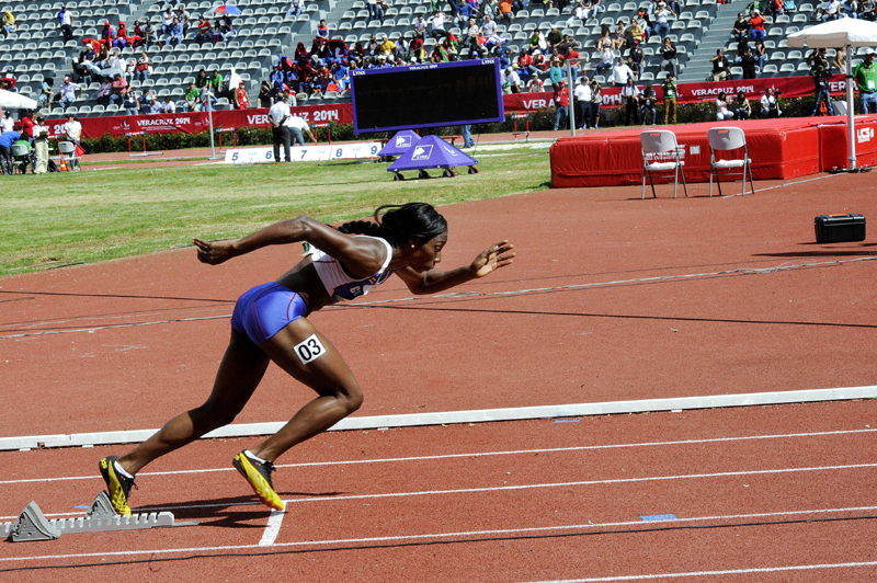 Sharolyn Scott logró su mejor tiempo del año en 400 metros con vallas durante la eliminatoria corrida ayer en Xalapa. | MELISSA FERNÁNDEZ