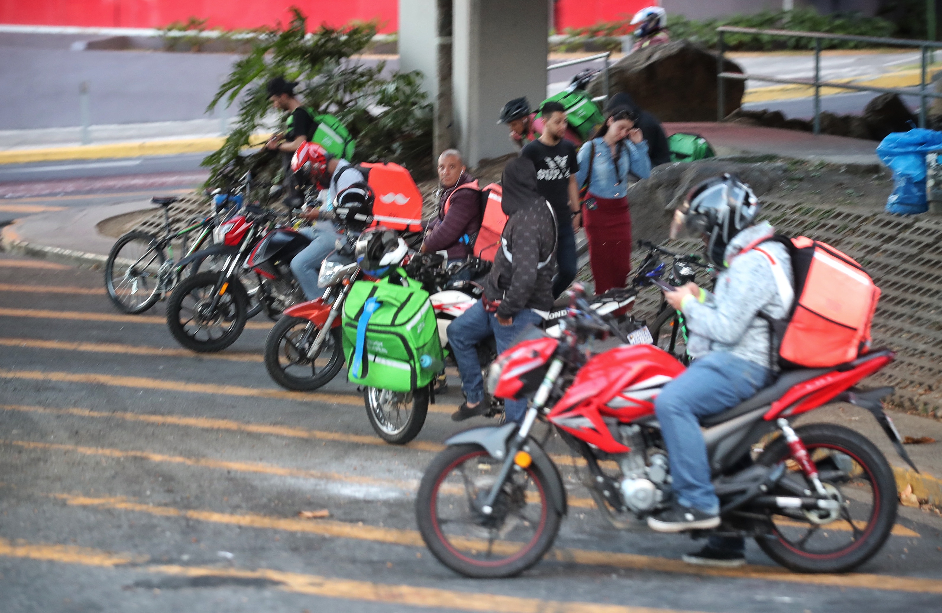 07/04/2020/ Recorrido por San José donde pasada las 5 pm comienza a regir la restricción vehicular sanitaria y se realizan diferentes operativos de tránsito / en la foto trabajadores de Uber Eats esperan su llamado para realizar algún servicio / Foto: John Durán