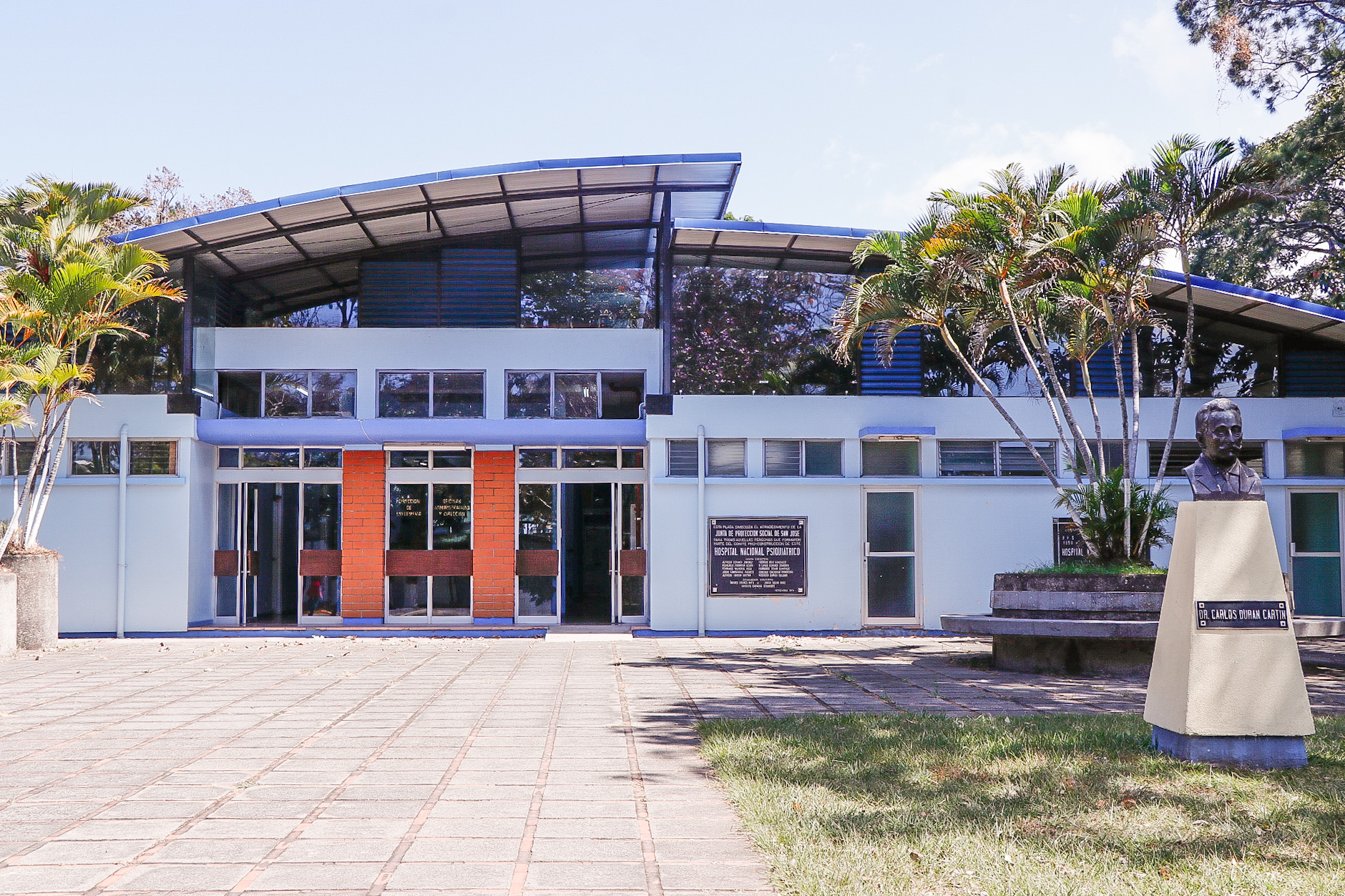 14/02/2020. Programa especial para pacientes con demencias y sus familias en el CID, Centro de Atención Integral para personas con Deterioro Cognitivo. Hospital Psiquiátrico, Pavas, San José. En la fotografía el paciente: Marco Tulio Hernández Núñez. Y Don Alexis Cruz Alvarenga, Coordinador del CID. Fotografía: Lilliam Arce.