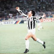 Róger Flores fue el único futbolista tico que jugó en los 14 partidos del proceso a Italia 90; diez de la clasificación y cuatro de la fase final. Allí le anotó un golazo a Suecia. CON R´ECORD.