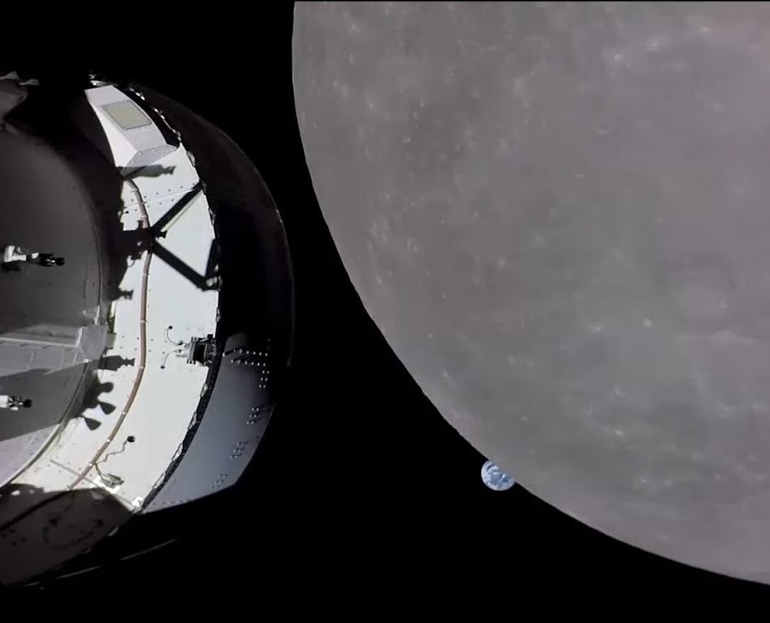 Esta es una de las fotografías tomadas por la nave Orión en la misión Artemisa I. Se ve de forma preponderante la Luna y a lo lejos nuestro planeta Tierra.
Fotografía: NASA
