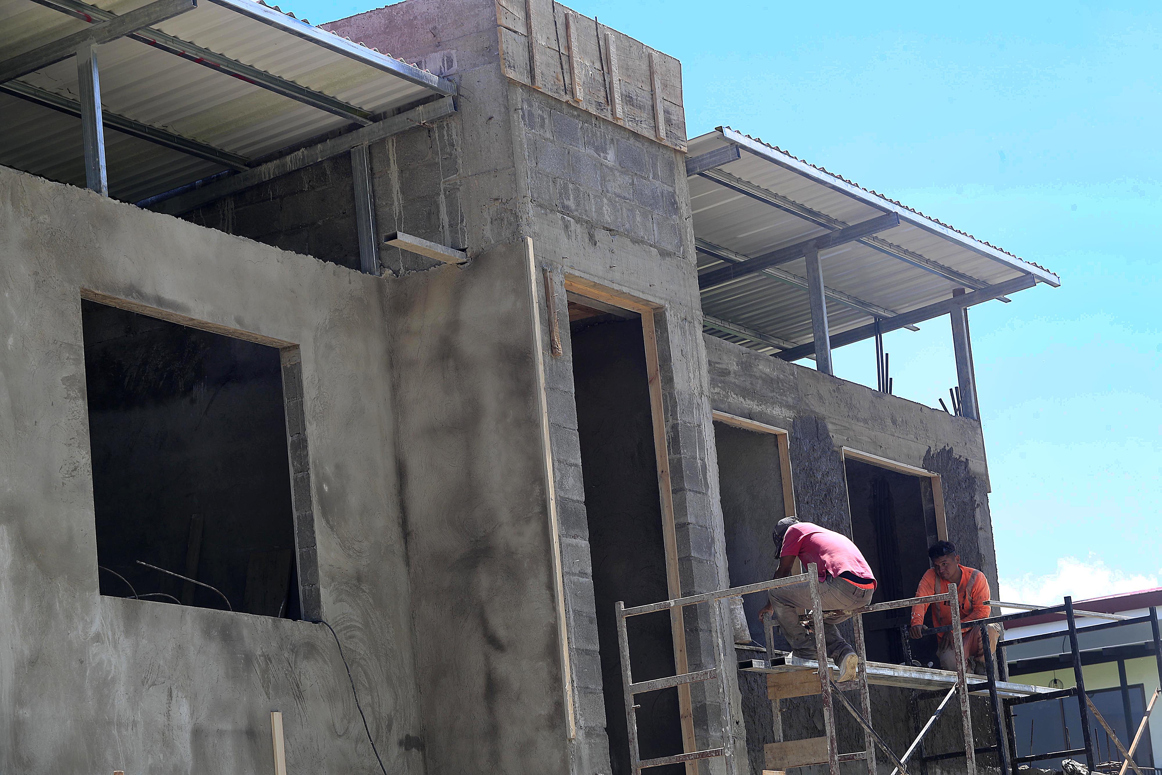29/06/2023 Grecia. Oferta de vivienda en este cantón alajuelense. Proyectos habitacionales ya finalizados, bien avanzados o en etapa de desarrollo se han extendido hacia ese sector del oeste. En paralelo se aprecia la presencia de parques industriales o zonas francas igual ya consolidados o en etapa de construcción. Condominio Altabrisa, desarrollado por Fusión Inmoviliaria. Hay varias viviendas en etapa de construcción. Foto: Rafael Pacheco
