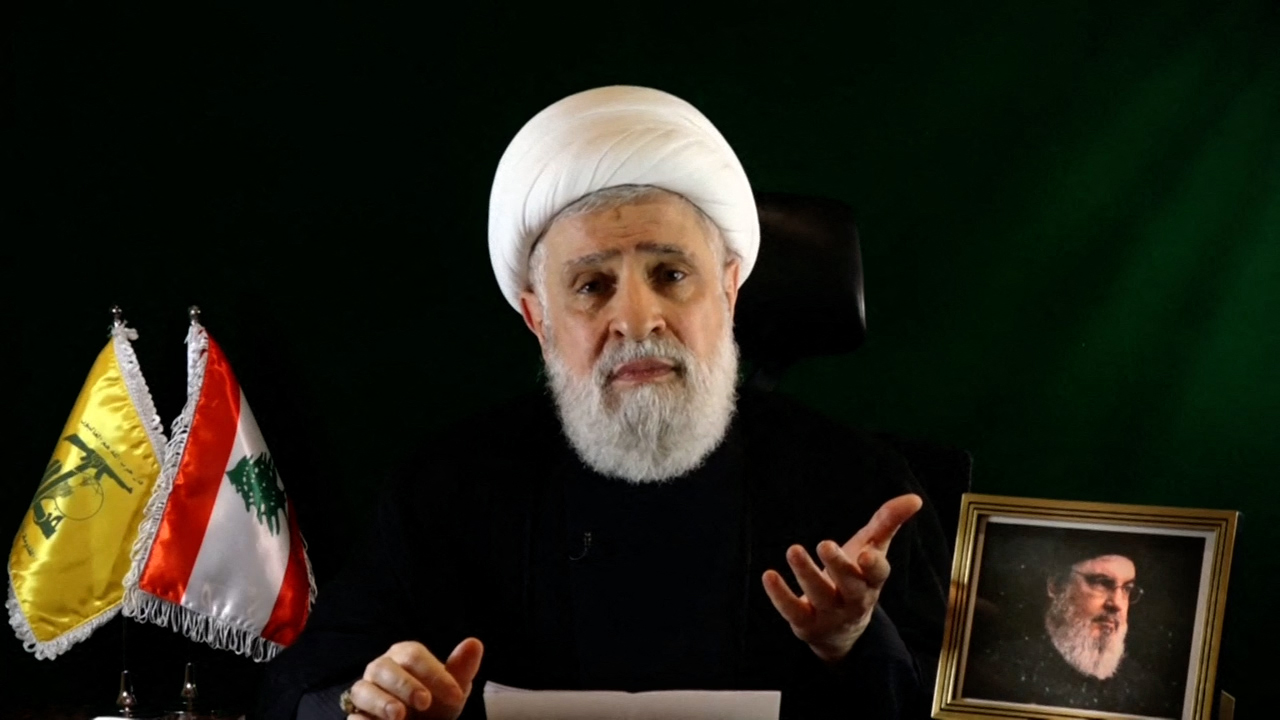 Una captura de imagen tomada del canal de televisión Al-Manar de Hezbollah muestra al subdirector del grupo, Naim Qassem, pronunciando un discurso desde un lugar no revelado el 15 de octubre de 2024.