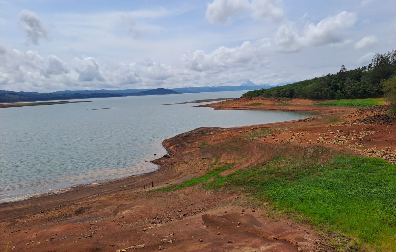 Vista del nivel de aguas del embalse este 24 de mayo cerca de la comunidad de Río Piedras en Tilarán (Guanacaste). Fotografía: