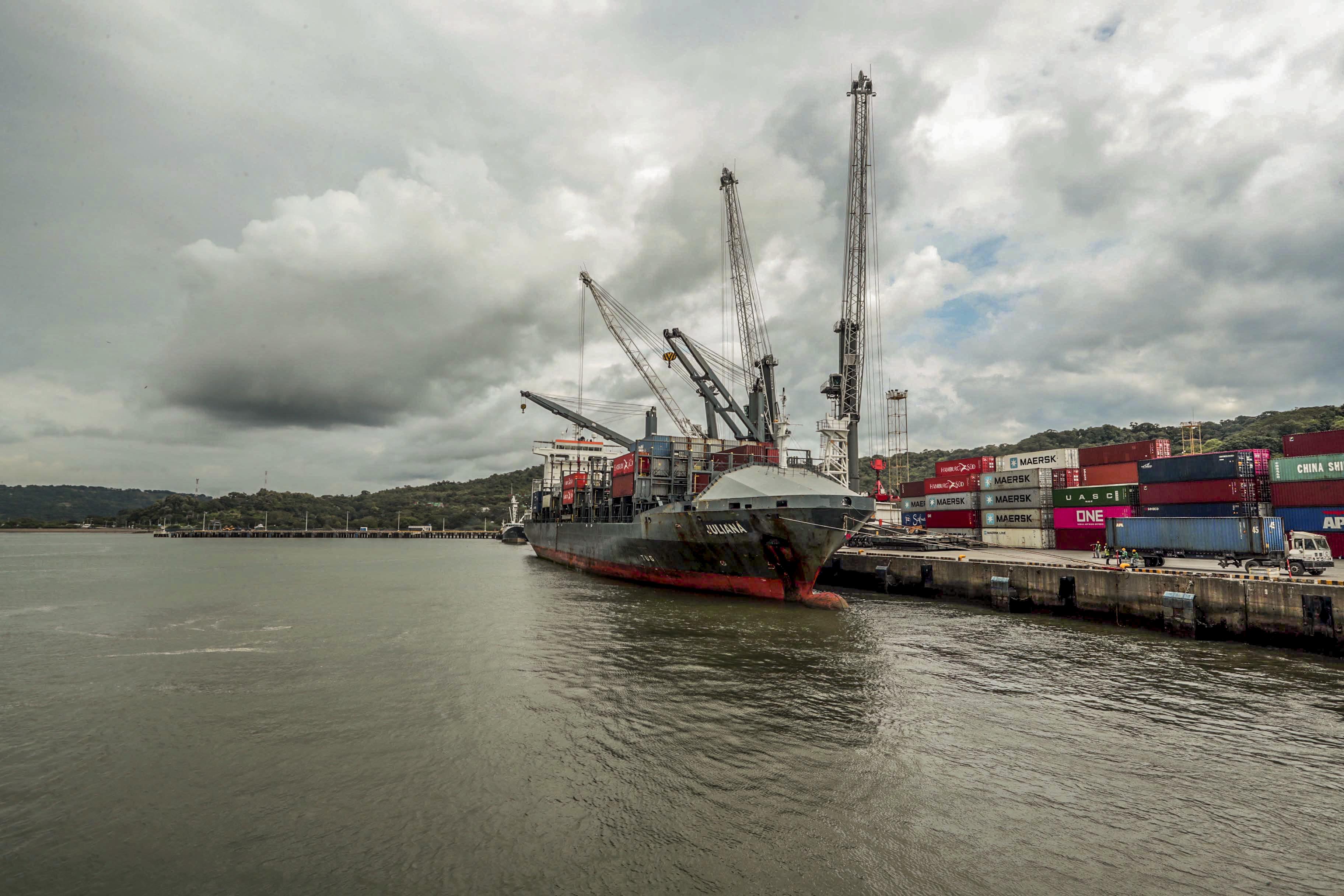 Las empresas indican problemas logísticos, tanto en exportación como importación. (Foto Alonso Tenorio / Archivo GN)