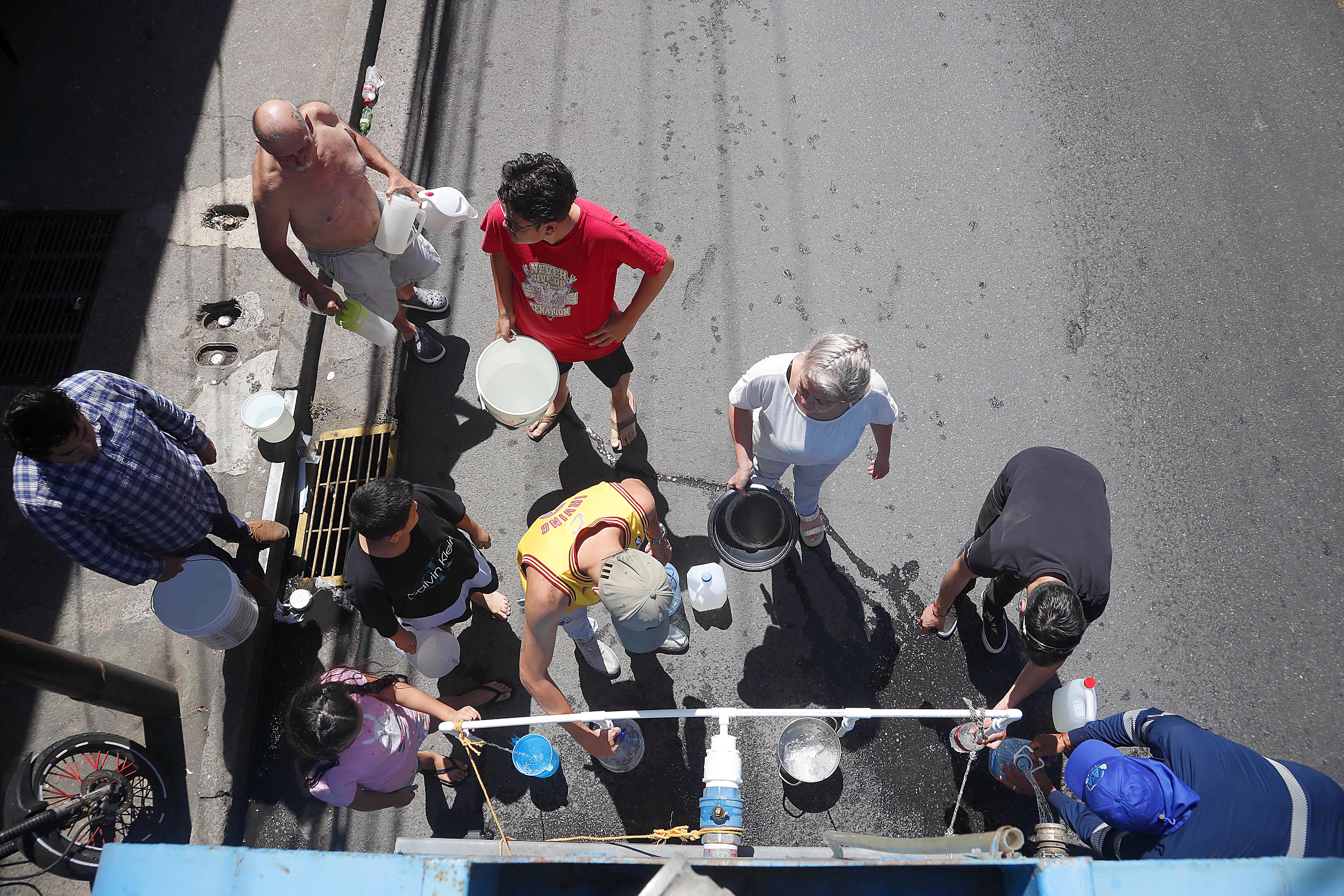 0/01/2024 Cinco Esquinas de Tibás, barrio San Gabriel Sur. Un camión cisterna contratado por Acueductos y Alcantarillados (AyA) repartió agua potable este martes por la mañana. Hombres, mujeres y niños de todas las edades se acercaron botellas, bidones, tarros y ollas para recoger agua ante la crisis que se vive por la contaminación del líquido con algún hidrocarburo hasta ahora desconocido. Foto: Rafael Pacheco Granados