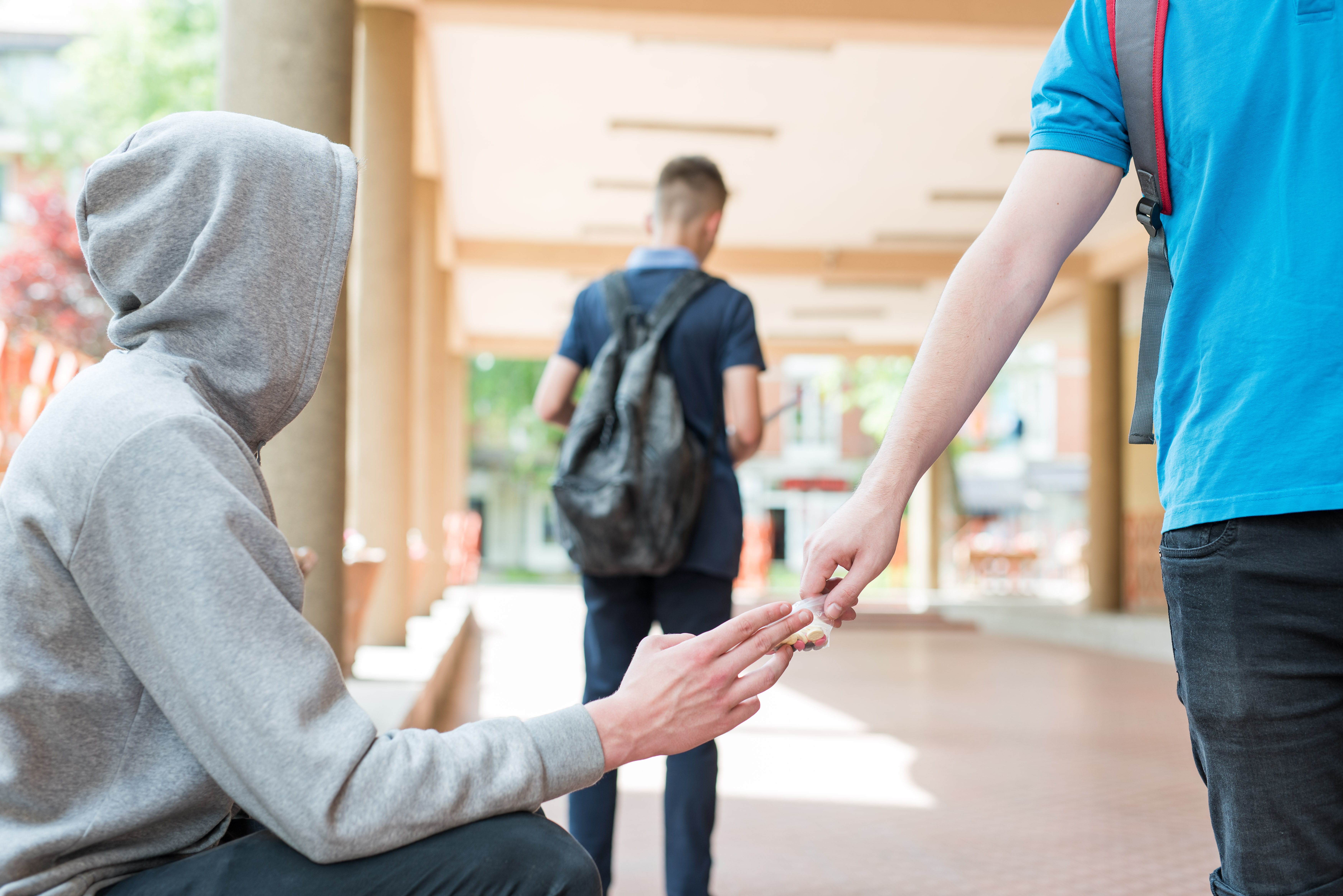 Problemas de consumo de drogas en Adolescentes, jóvenes, fotografía shutterstock