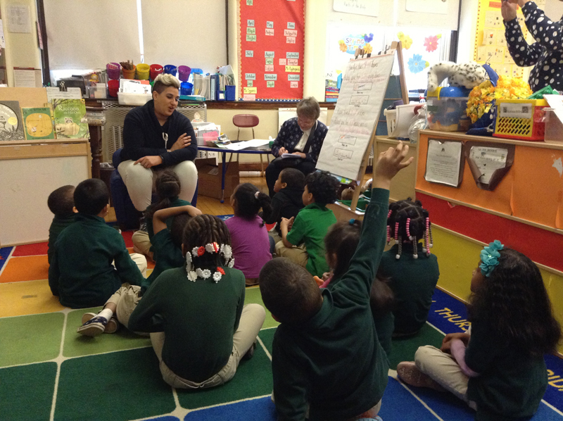 Carmen Rodríguez es maestra en una escuela pública en Boston, EE. UU. Ella tiene el reto de enseñar inglés a niños cuyos padres solo hablan español. A su derecha, la investigadora en educación de primera infancia de la Universidad de Oxford, Kathy Silva, analiza su labor. | I RODRIGUEZ