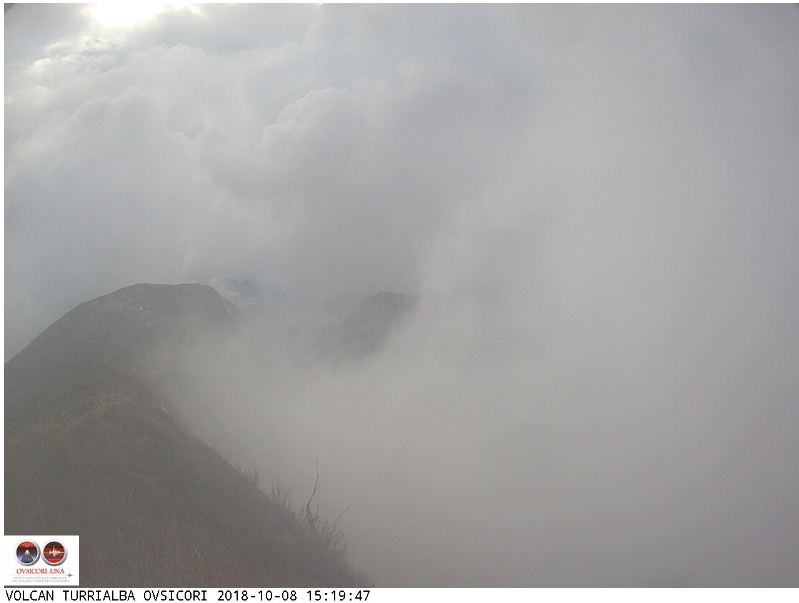 La cima del turrialba mantiene una constante emanación de gases y cenizas. El viernes lanzó rocas incadescentes, Foto: Cámara del Ovsicori.