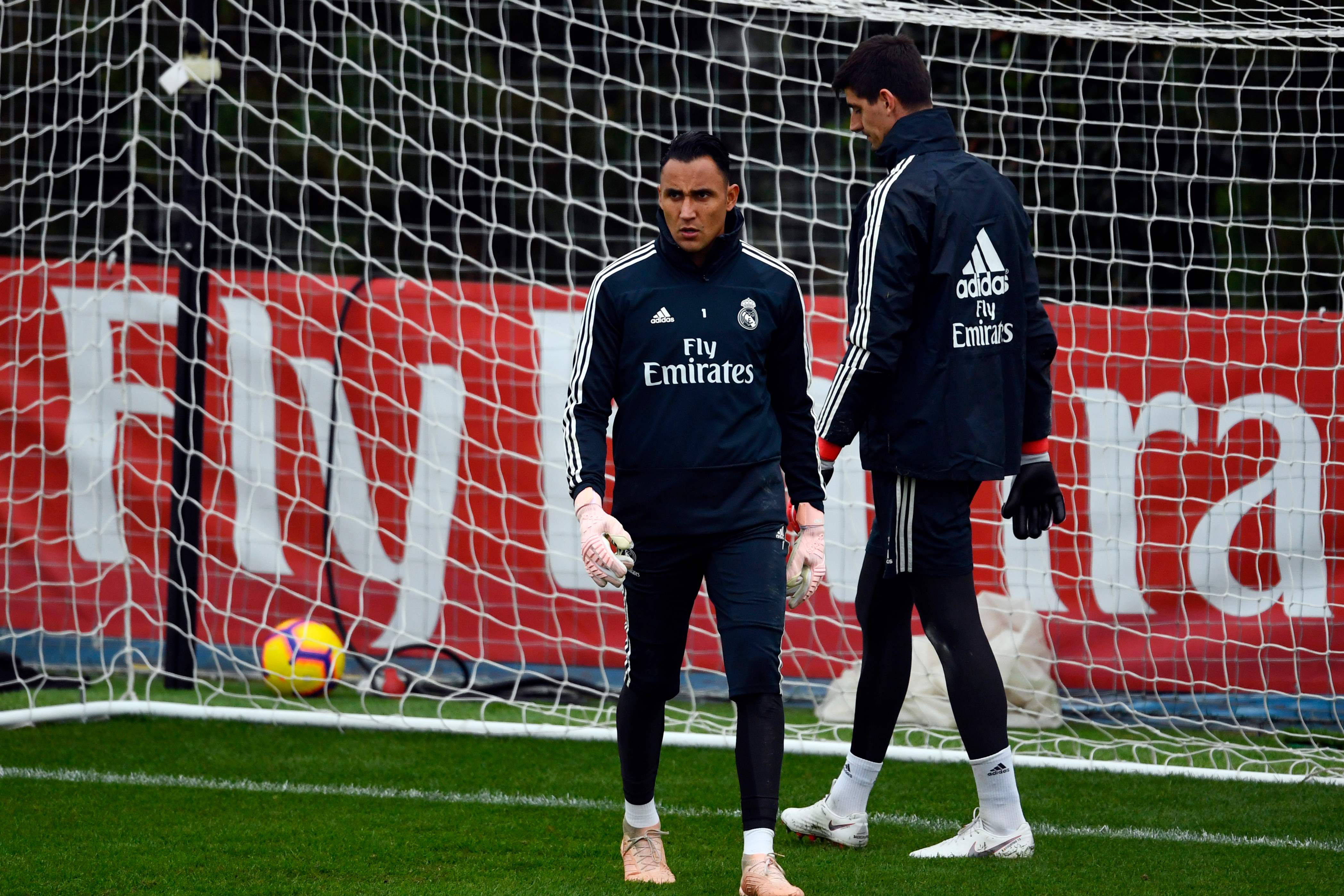 Real Madrid's Costa Rican goalkeeper Keylor Navas (L) and Real Madrid's Belgian goalkeeper Thibaut Courtois attend a training session at the Ciudad Real Madrid training facilities in Madrid's suburb of Valdebebas, on October 27, 2018 on the eve of the Spanish League "Clasico" football match Real Madrid CF vs FC Barcelona. (Photo by GABRIEL BOUYS / AFP)