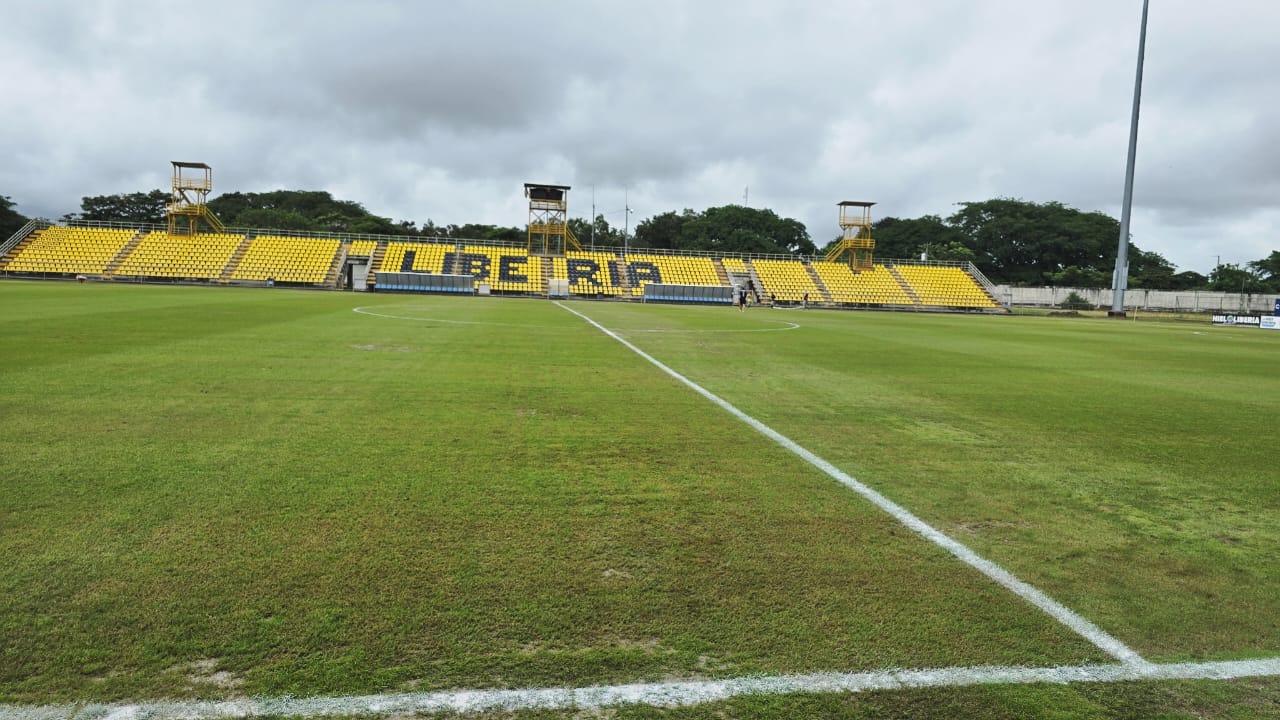 Así luce la cancha del estadio Edgardo Baltodano en este momento. El juego entre Liberia y San Carlos está programado para las 8 p.m. Prensa Liberia.