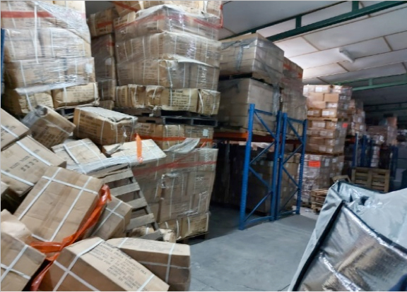 Mediante visita efectuada el 25 de febrero del 2021 a la bodega del Área de Almacenamiento y Distribución (A.L.D.I.) ubicada en la Uruca, se evidenció el almacenamiento de mercadería denominada como “reclamos”, la cual, se encuentra acumulada en un espacio contiguo a la bodega de psicotrópicos, las fotos que se presentan a continuación ilustran la situación detallada:
